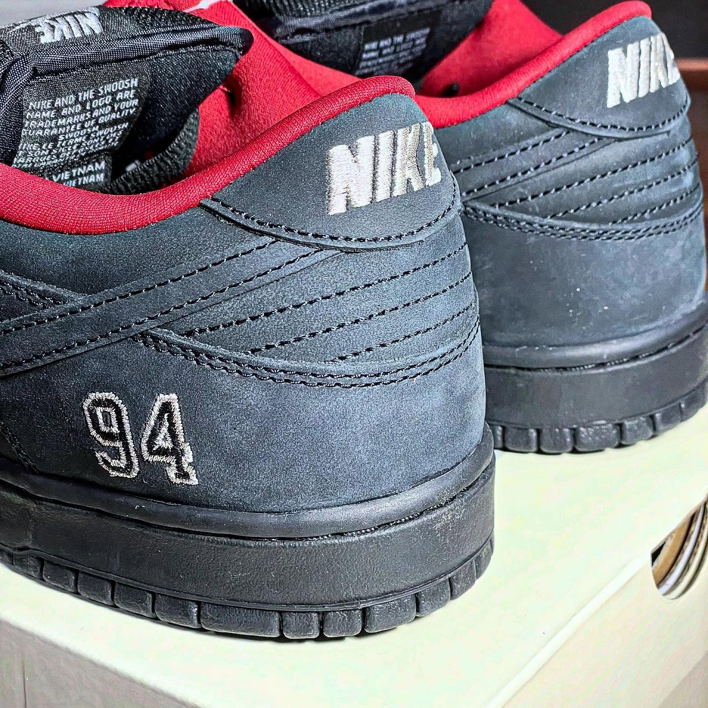 Nike x Supreme SB Dunk Low Black 착용 스타일 - 5