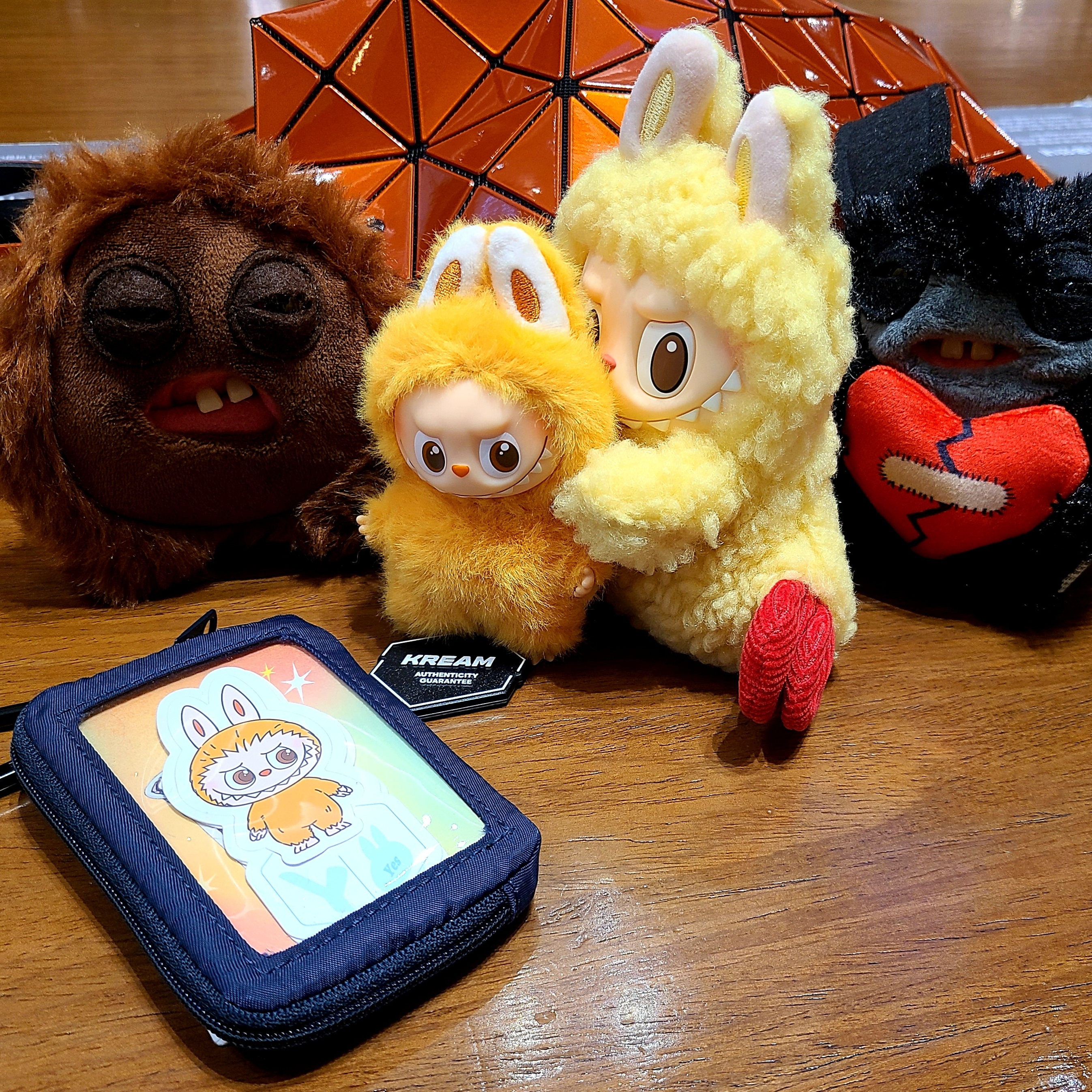 Pop Mart Labubu The Monsters Wacky Mart Series Earphone Case, Pop Mart Labubu The Monsters Pin For Love Series Vinyl Plush Pendant (N-Z) Y (Opened Case) 착용 스타일 - 1