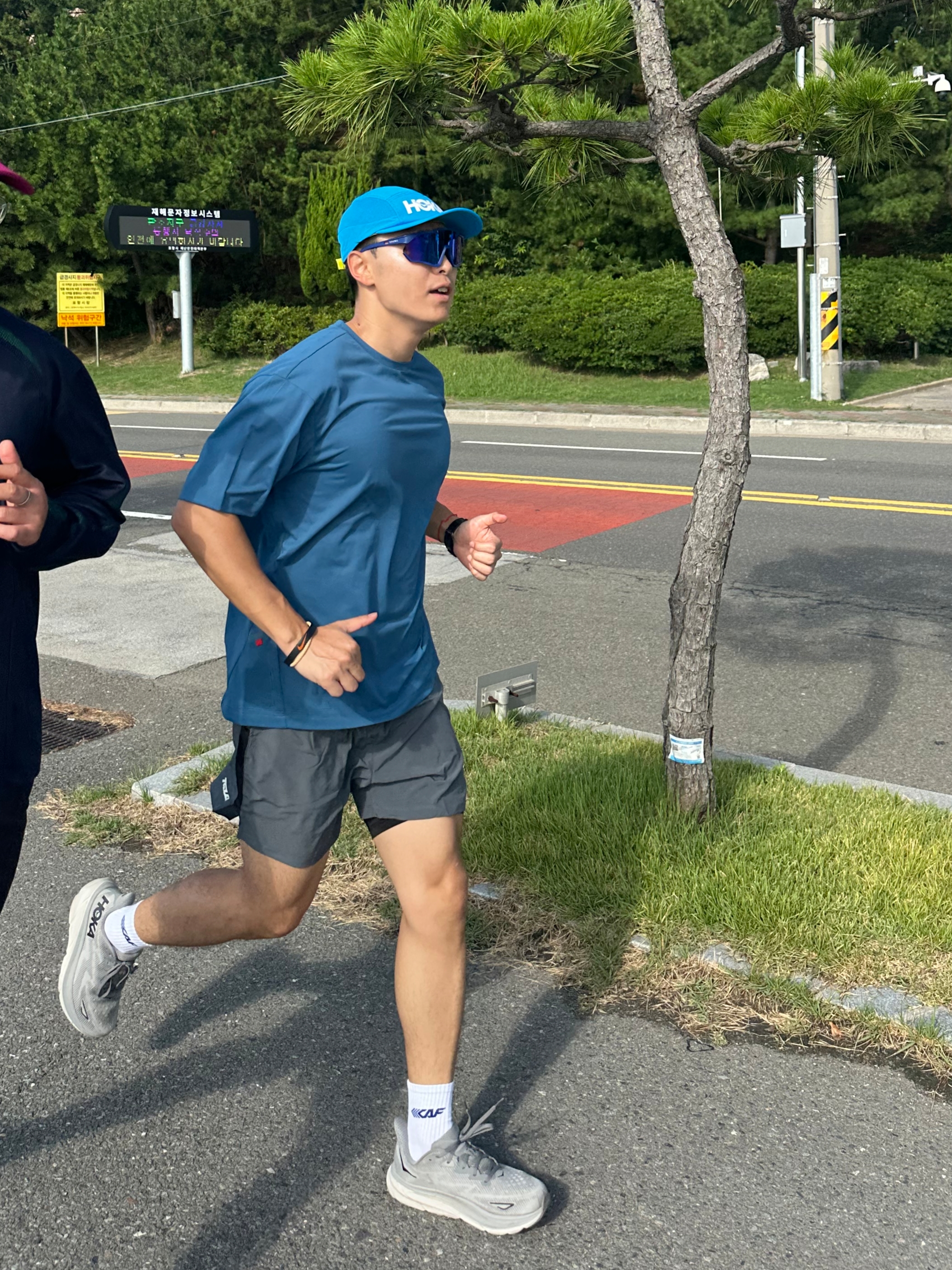 Hoka Run Hat Blue, Salomon Dynamic Circle T-Shirts Blue Night 착용 스타일 - 1