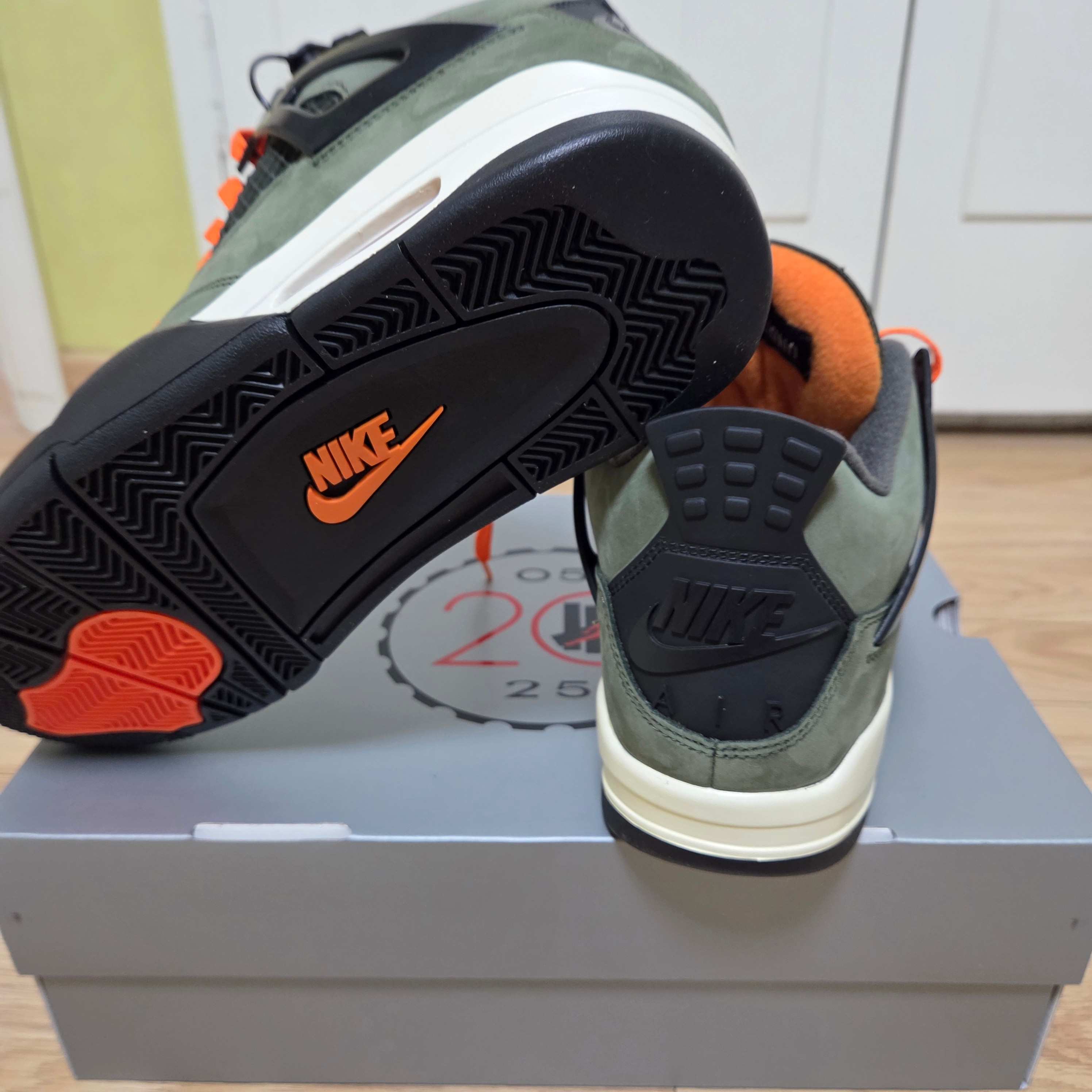 Jordan 4 x Undefeated Retro OG SP Deep Green and Clementine 착용 스타일 - 4