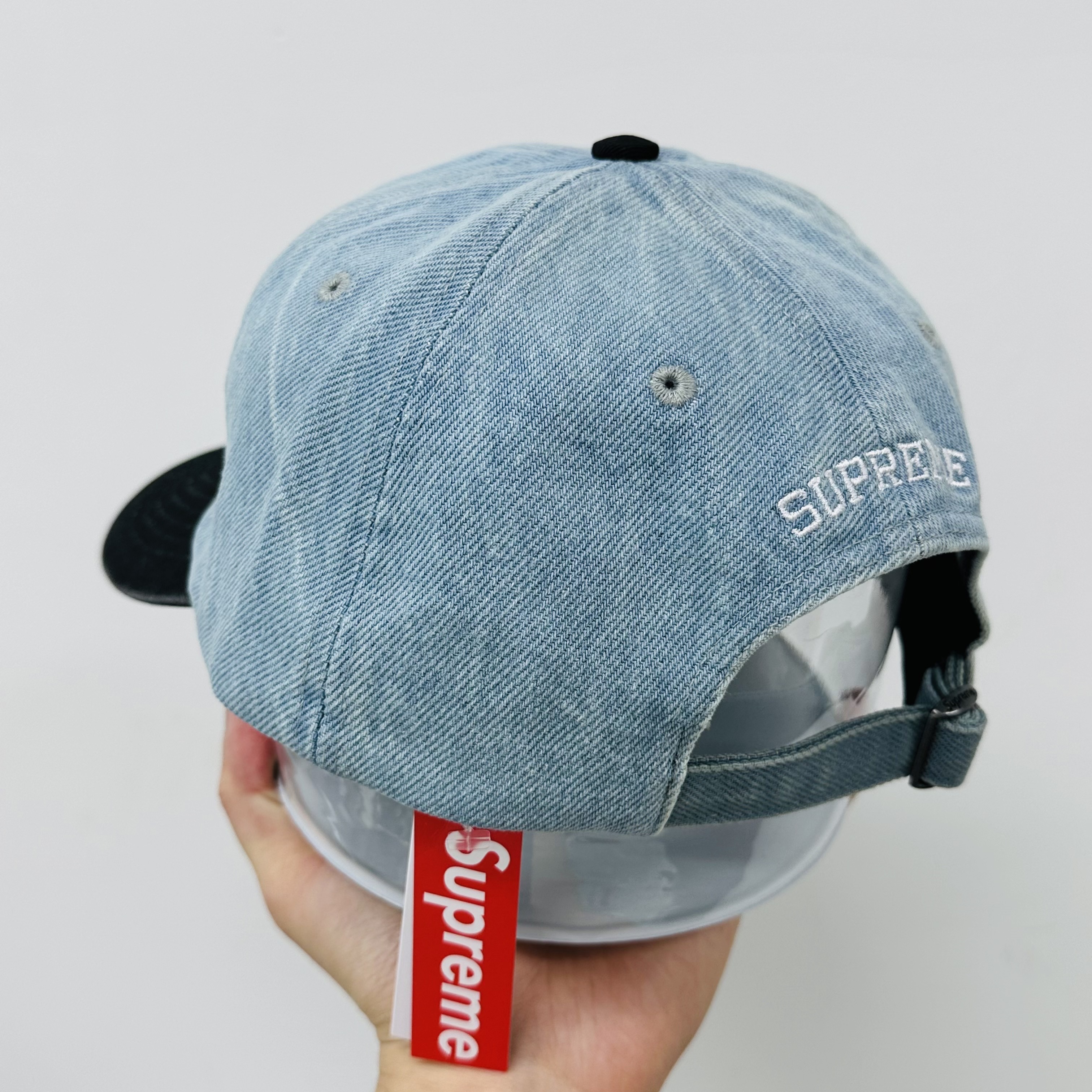 Supreme Pigment Coated 2-Tone S Logo 6-Panel Denim - 25FW, Supreme Small Box Denim Shirt Light Indigo - 25FW 착용 스타일 - 4