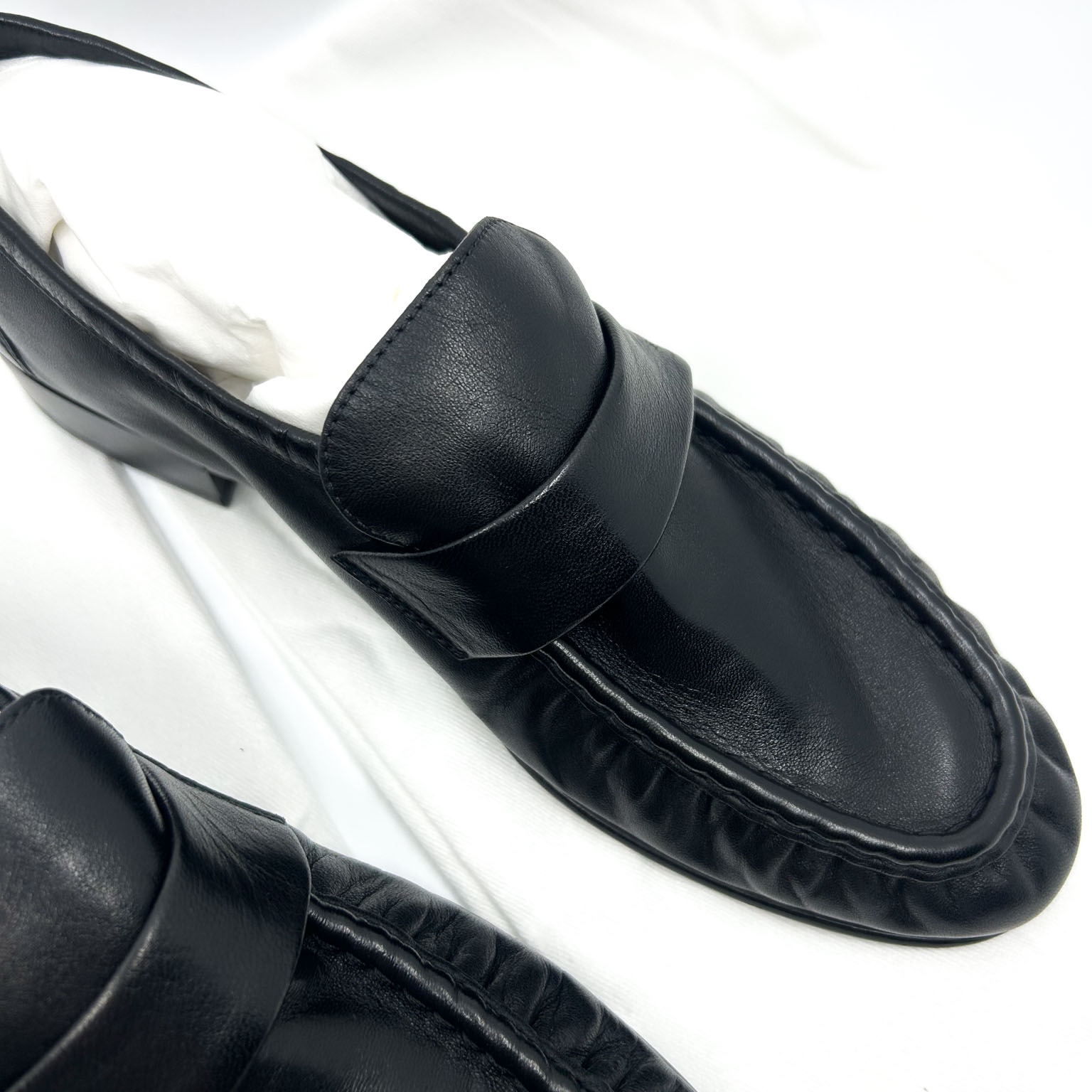 (W) The Row Soft Loafer in Leather Black 착용 스타일 - 3