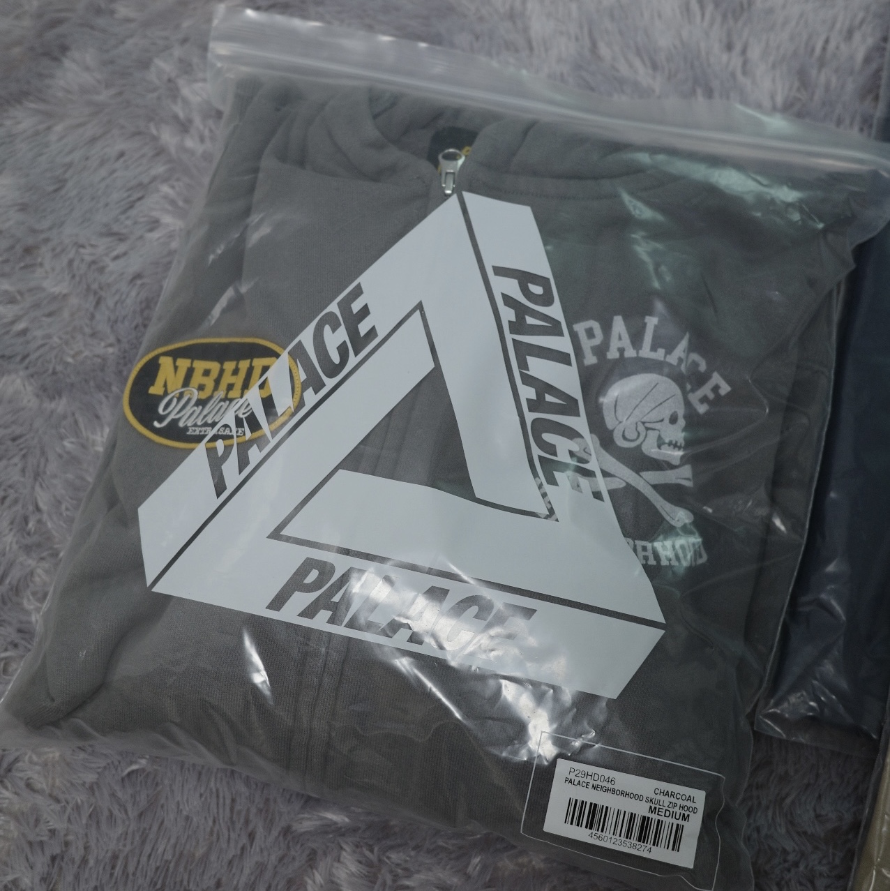 Palace x Neighborhood Skull Zip Hood Charcoal Tif - 25FW, Palace x Neighborhood Pocket T-Shirt Black - 25FW 착용 스타일 - 3