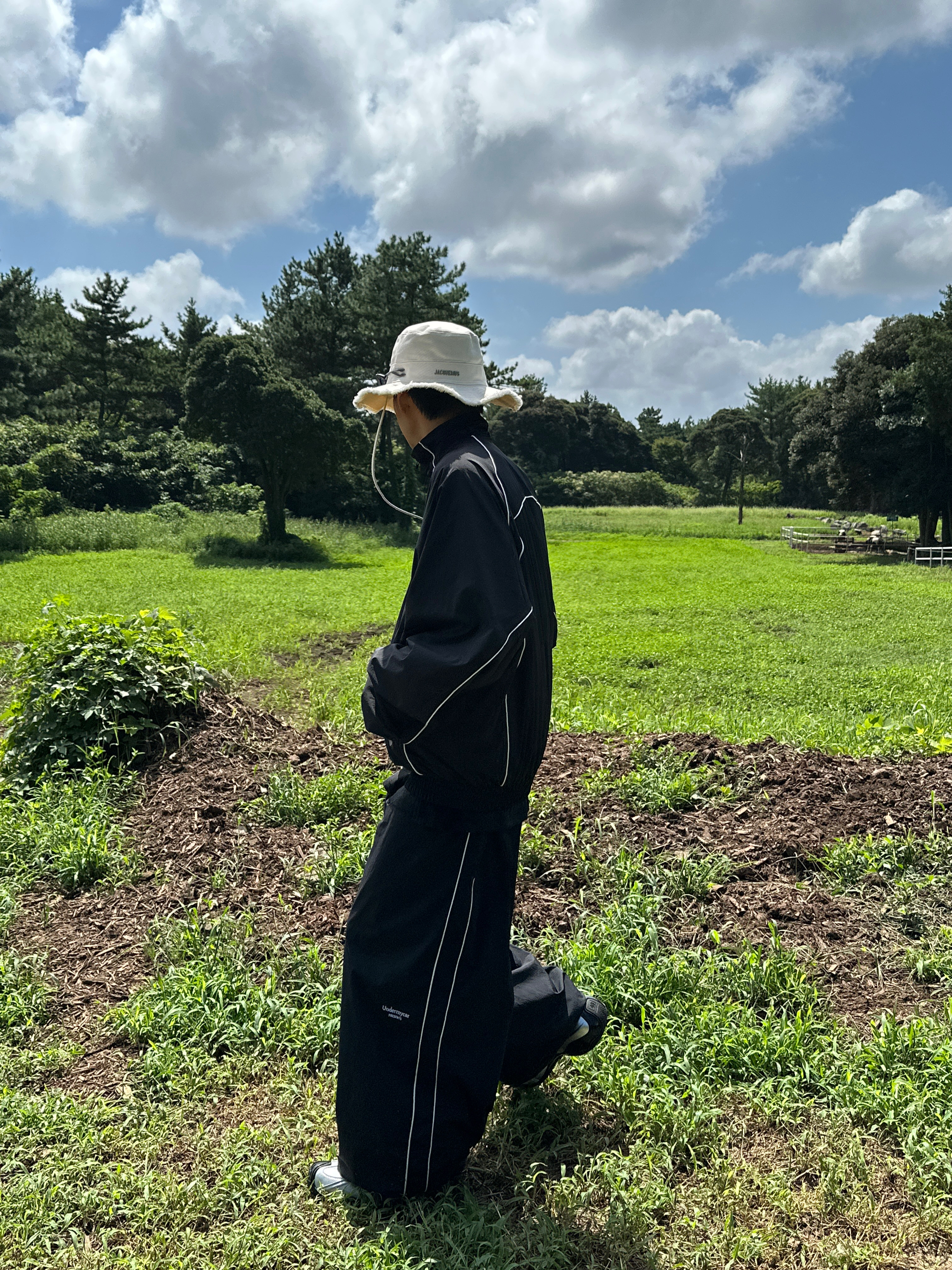 Undermycar MU.132 Original Logo Piping Line Track Jacket Black, Undermycar Mu.126 Original Logo Piping Line Nylon Pants Black 착용 스타일 - 3