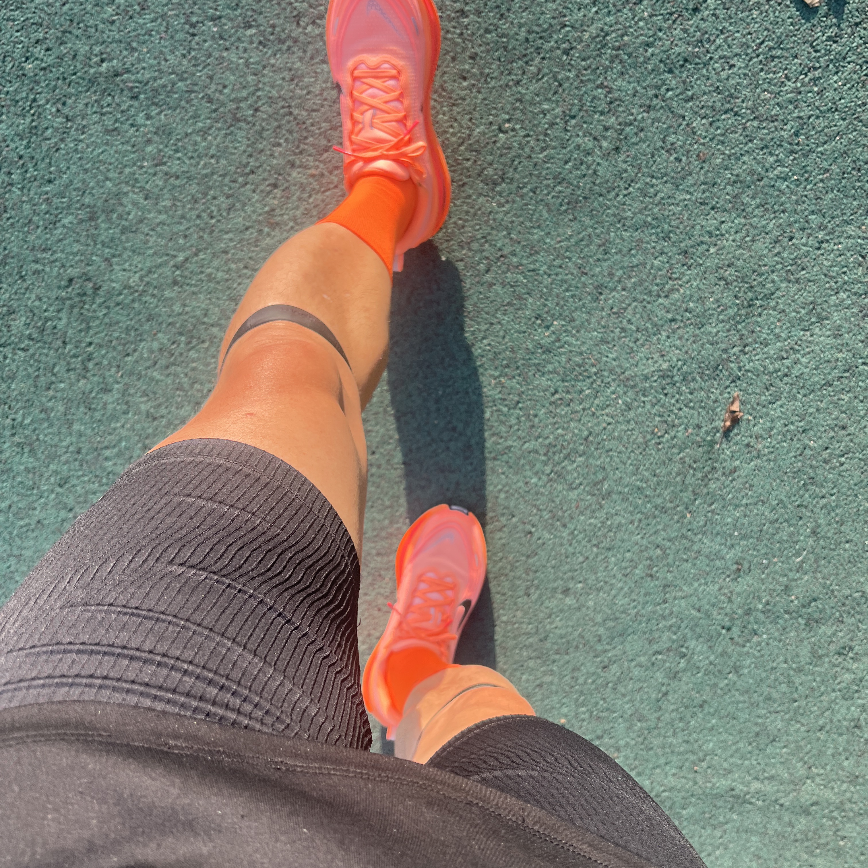 Nike Vomero Plus Orange Pulse Hot Lava 착용 스타일 - 2