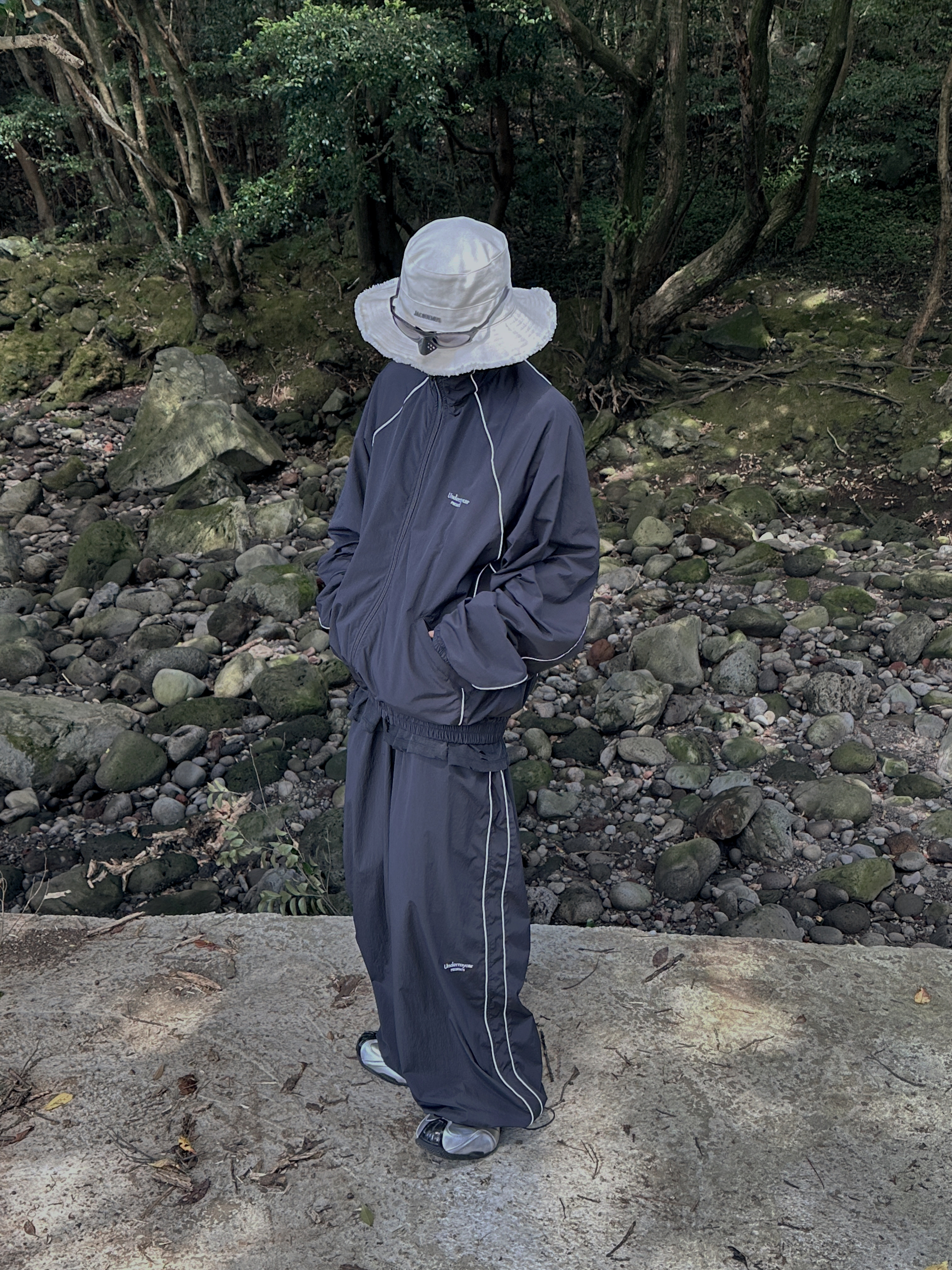 Undermycar MU.132 Original Logo Piping Line Track Jacket Black, Undermycar Mu.126 Original Logo Piping Line Nylon Pants Black 착용 스타일 - 1
