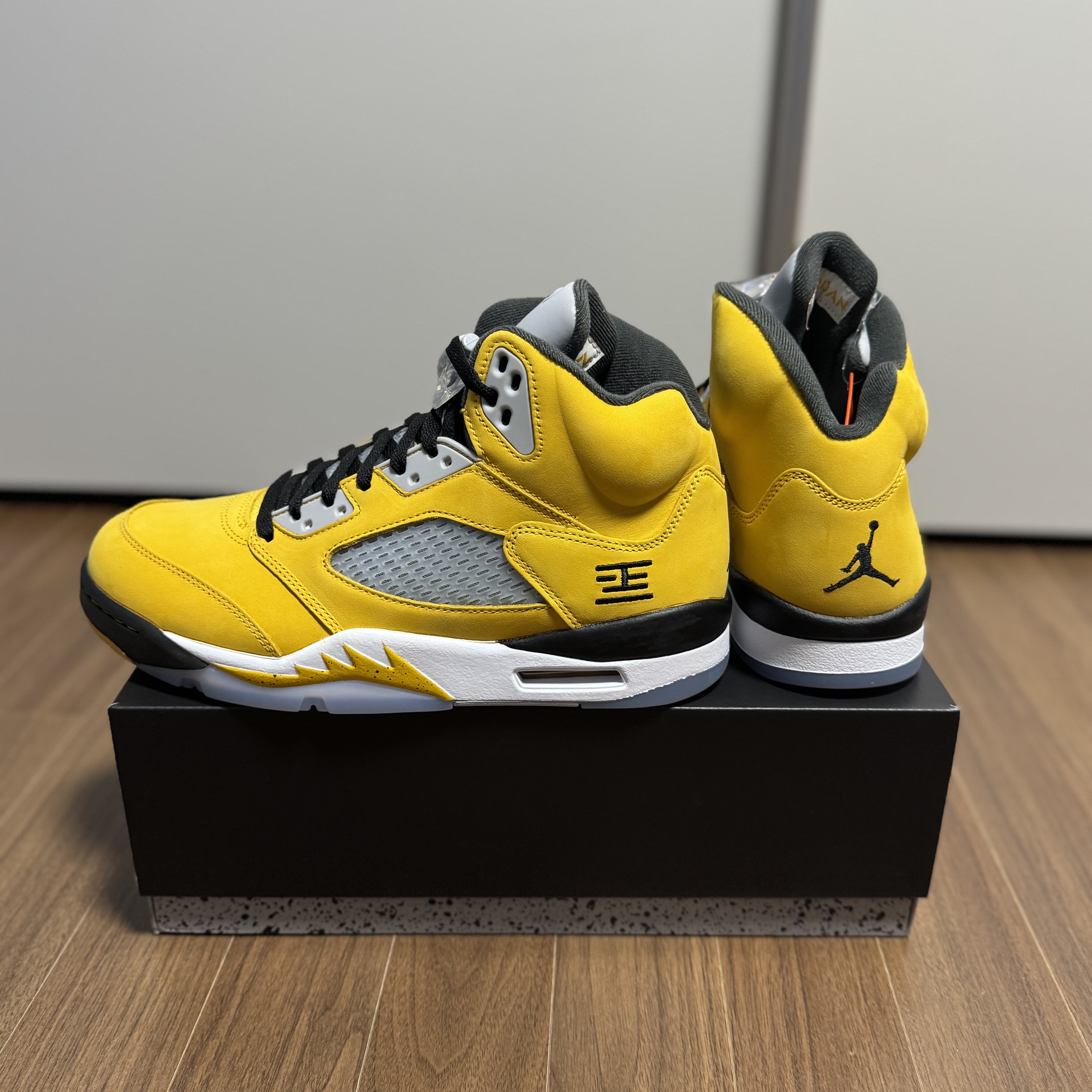 Jordan 5 Retro Varsity Maize and Wolf Grey 착용 스타일