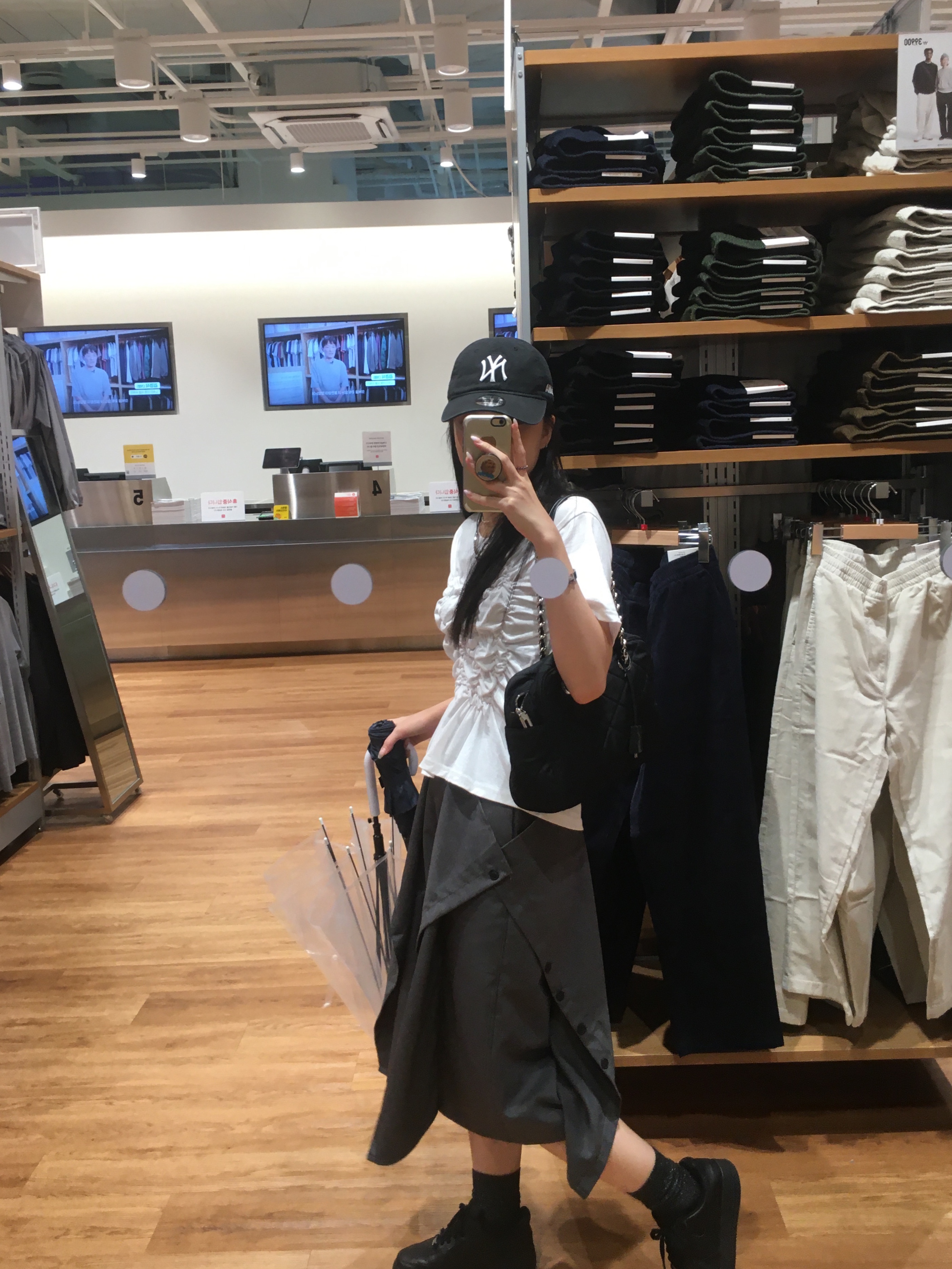 New Era x MoMA New York Yankees Cap Black, Prada Pocono Nylon Quilted Chain Shoulder Bag Black 착용 스타일 - 2