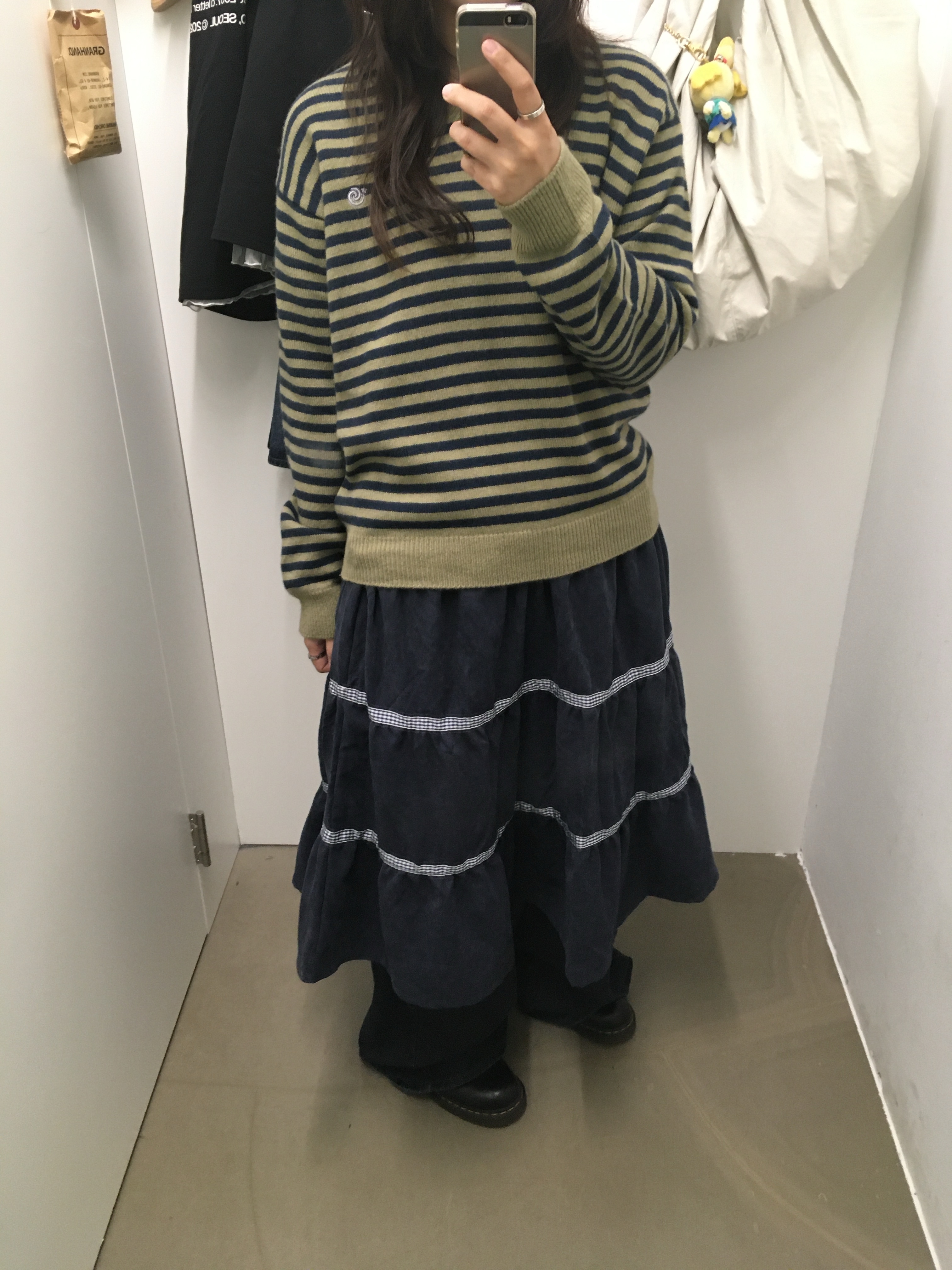 AEAE Stripe V-Neck Knit Pullover Khaki, AEAE Check Midi Tiered Skirt Navy 착용 스타일 - 1