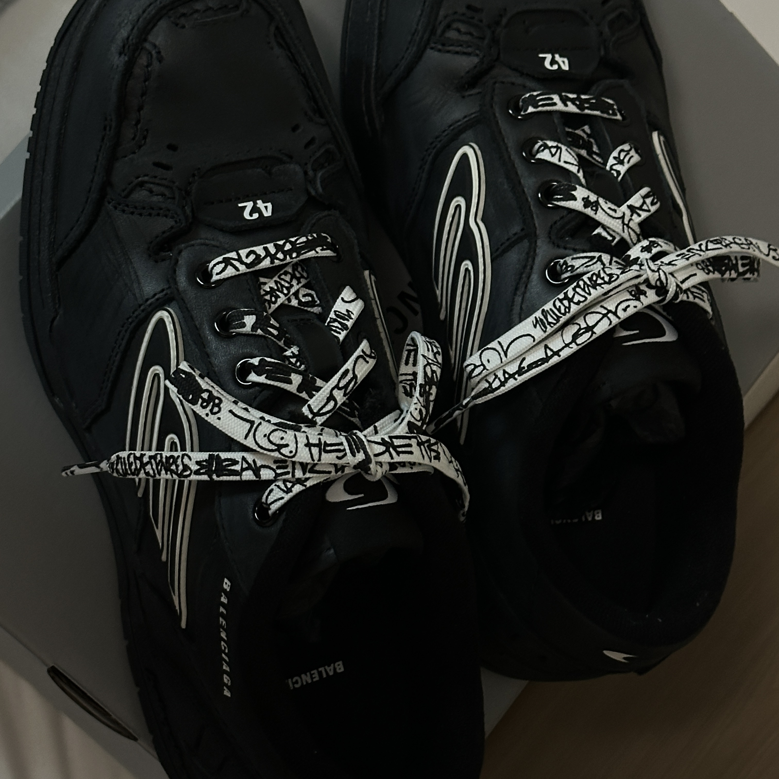 Balenciaga Hamptons Worn Out Sneakers Black 착용 스타일 - 2