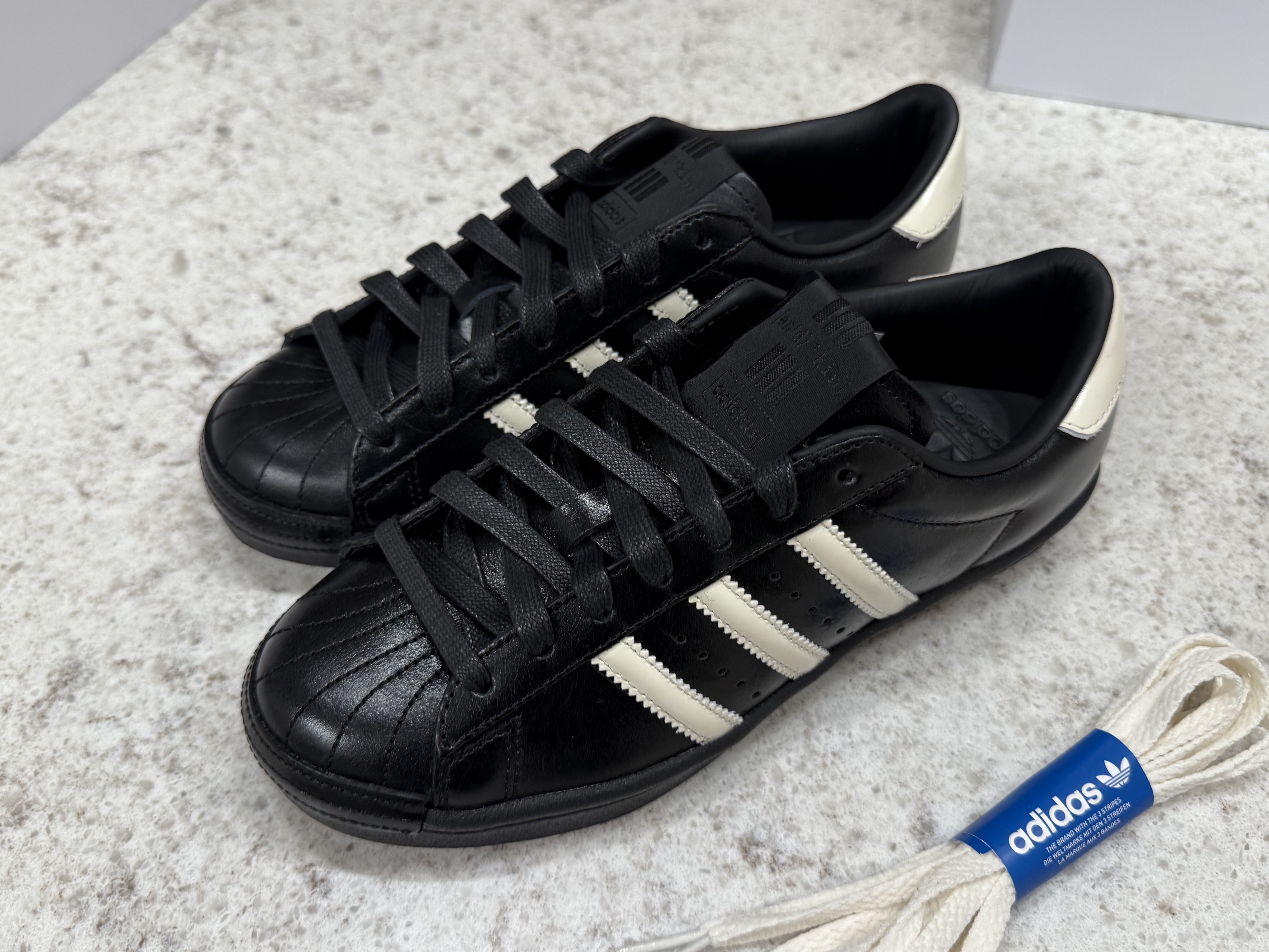 Adidas x Kith Superstar Vintage MIG Black White 착용 스타일 - 1