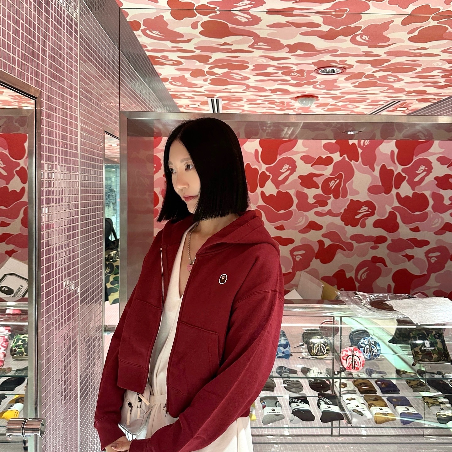 (W) BAPE Pigment Dyed One Point Cropped Zip Hoodie Burgundy, Human Made Heart Necklace Pink 착용 스타일 - 1