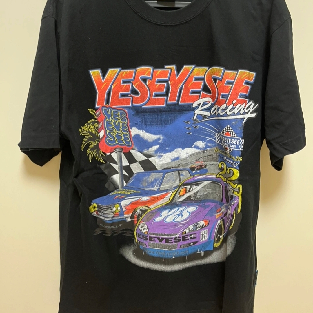 YESEYESEE Racing Tee Black 착용 스타일