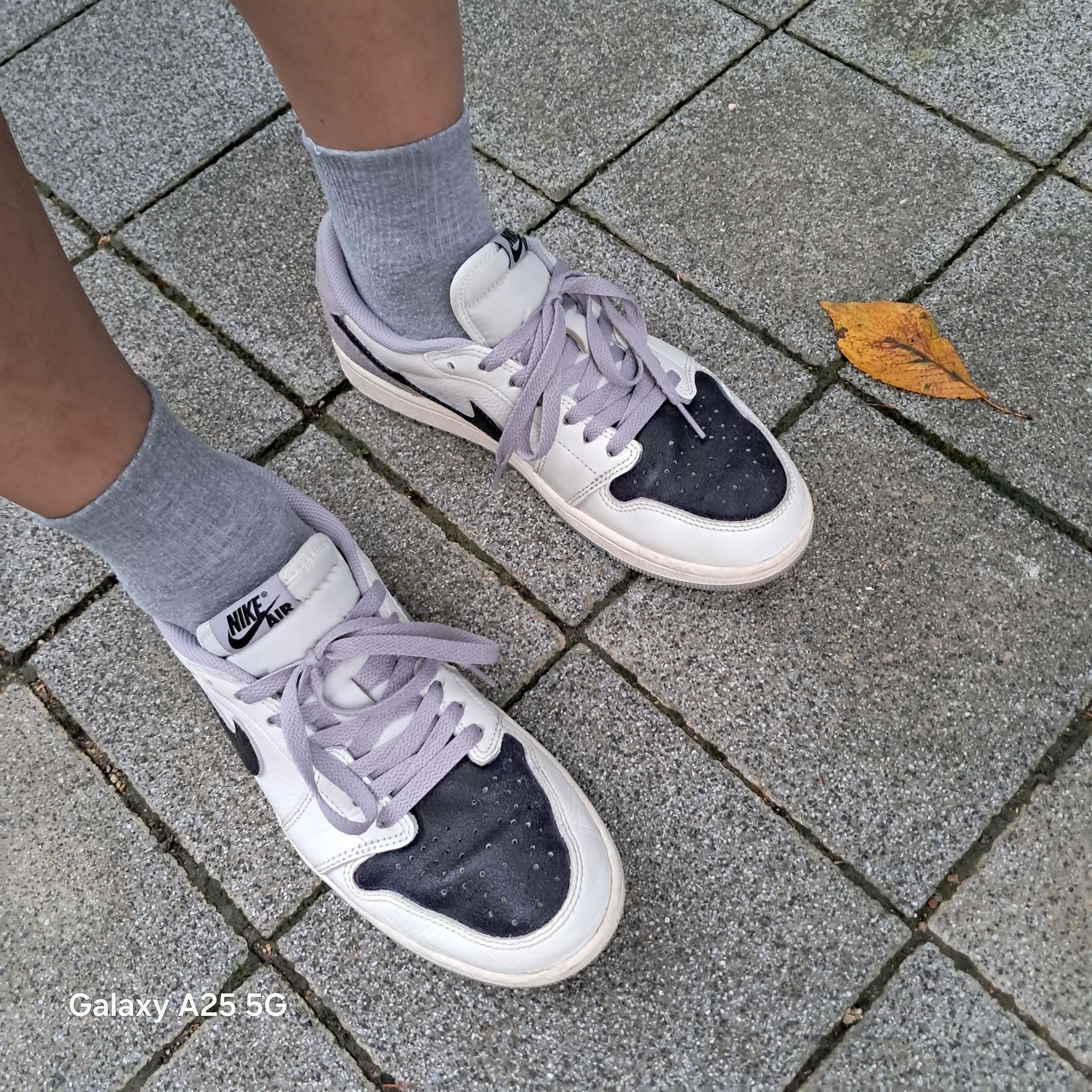 Jordan 1 Retro Low OG Atmosphere Grey 착용 스타일 - 1
