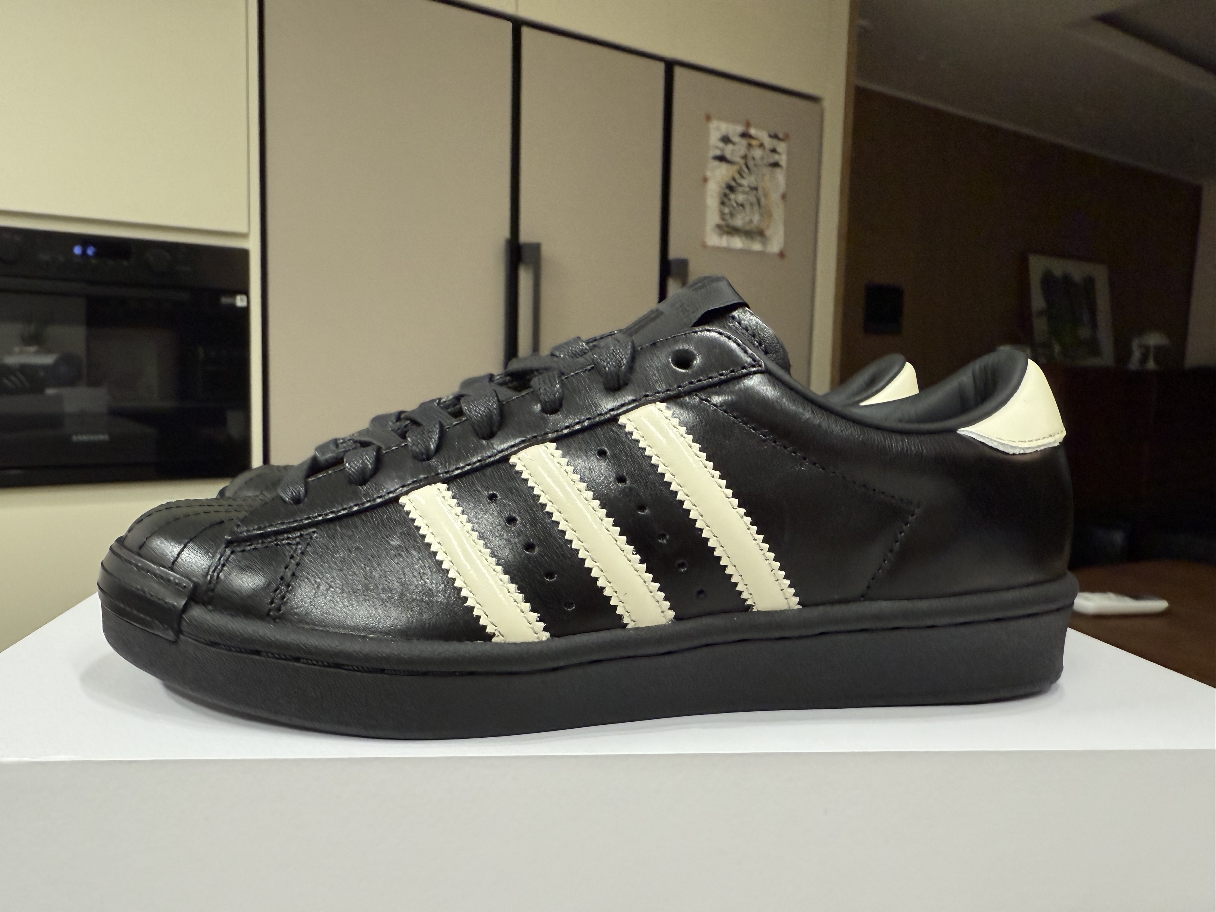 Adidas x Kith Superstar Vintage MIG Black White 착용 스타일 - 6