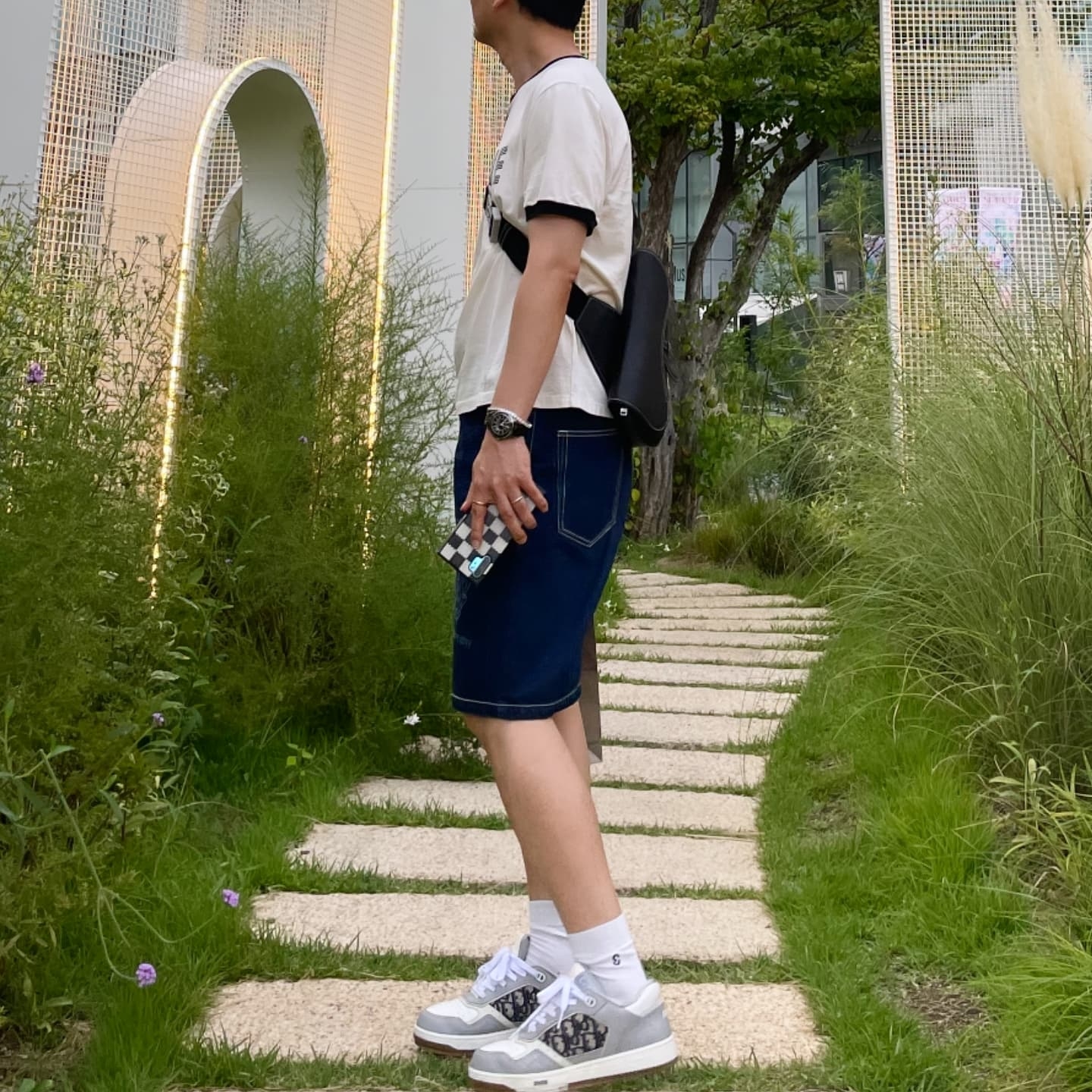 Celine Regular T-Shirt in Cotton Jersey Washed White Black, Dior B27 Low-Top Sneakers Gray 착용 스타일 - 2
