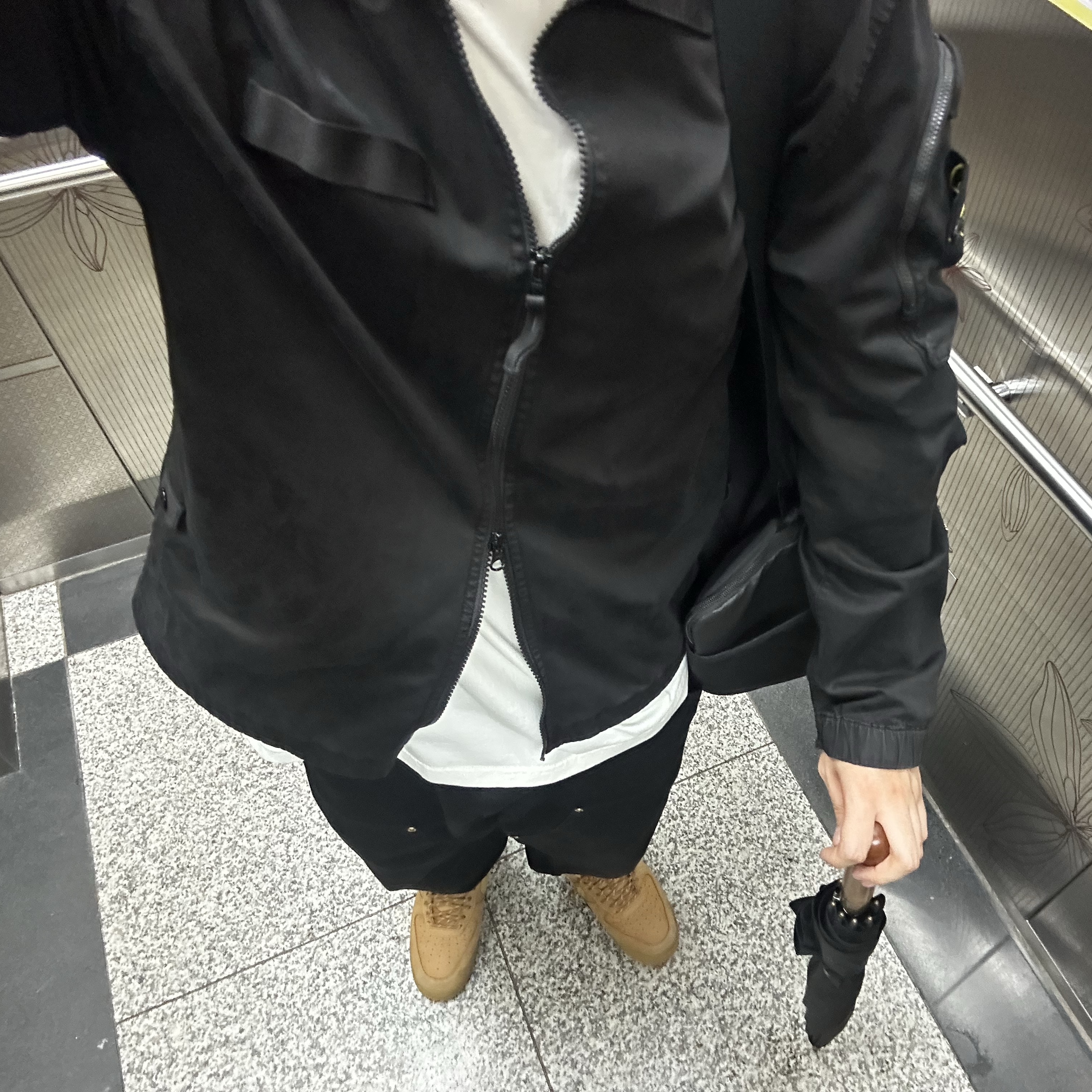 Stone Island 1200003 Organic Stretch Broken Twill Cotton Old Effect Overshirt with Zip Fastening Black - 25SS 착용 스타일