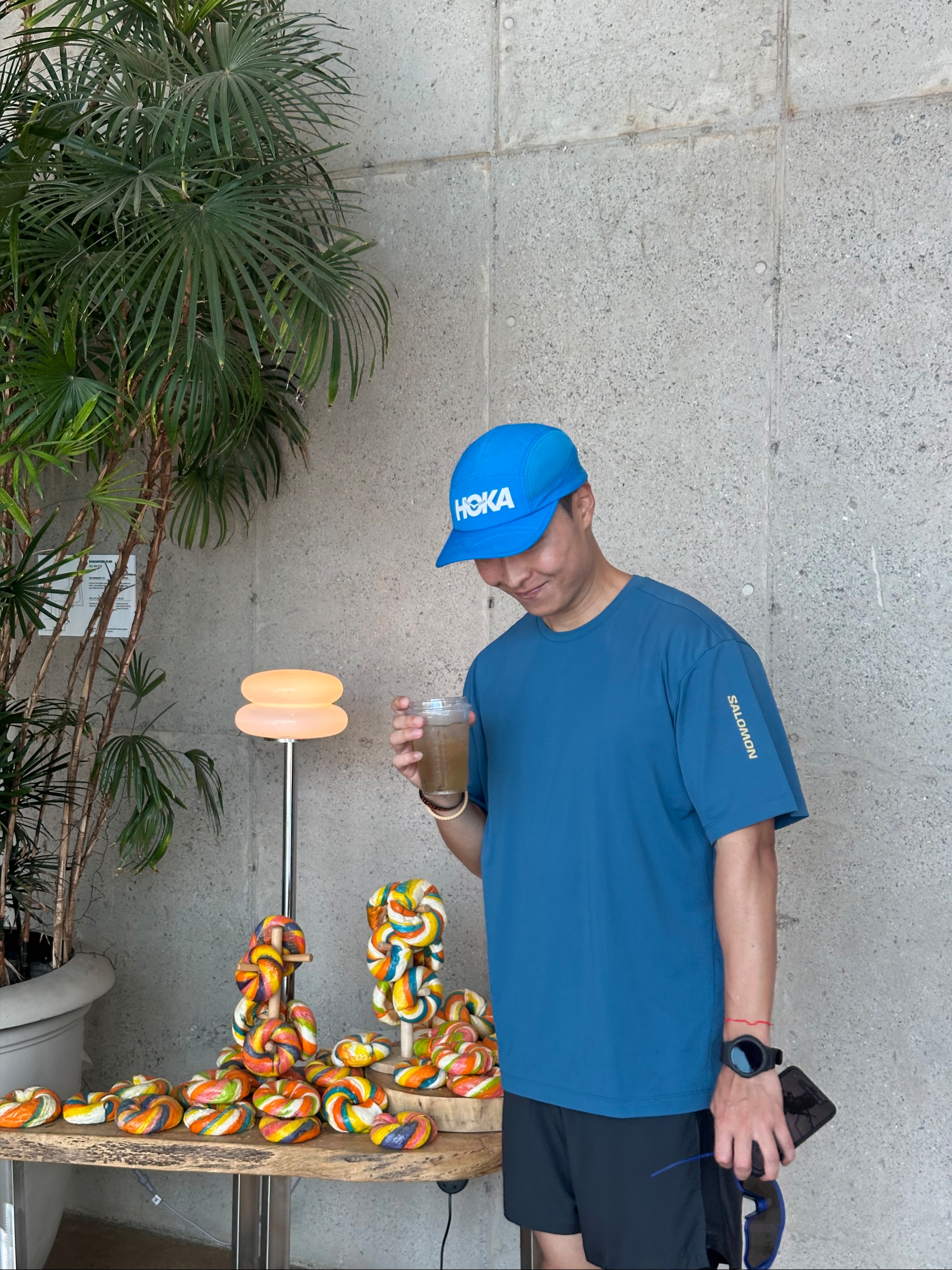 Hoka Run Hat Blue, Salomon Dynamic Circle T-Shirts Blue Night 착용 스타일 - 3