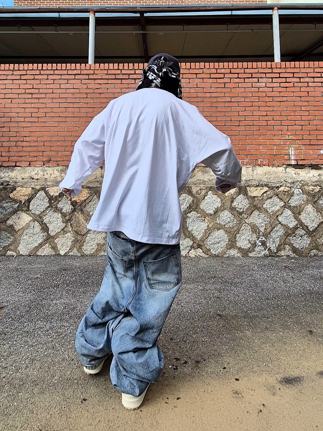 Yeezy Bully LS-01 Long Sleeve T-Shirt White, Rick Owens Hollywood Mega Bumper Geobasket in Full Grain Calf Leather Black Milk 착용 스타일 - 1