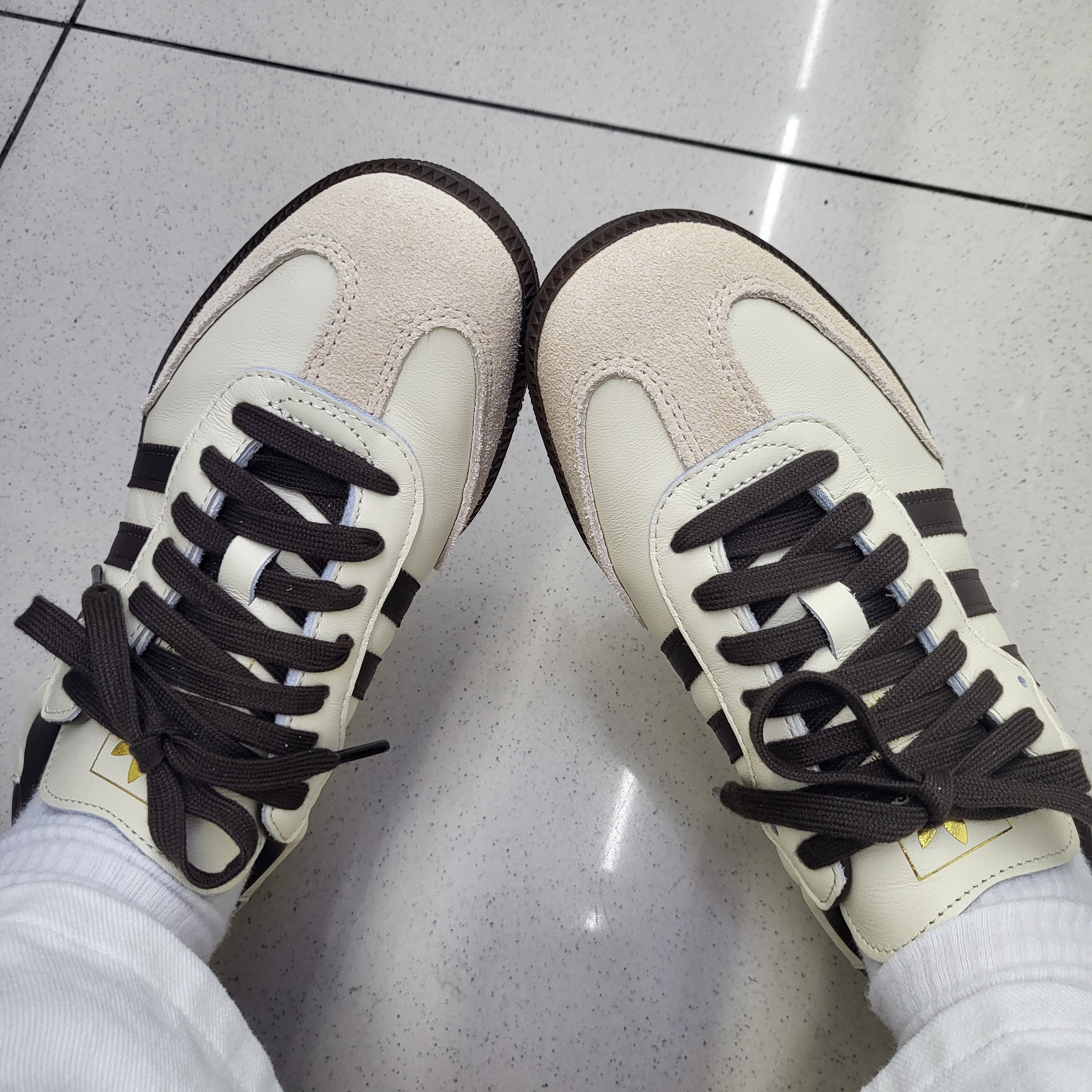Adidas Samba OG Cream White Dark Brown 착용 스타일 - 1