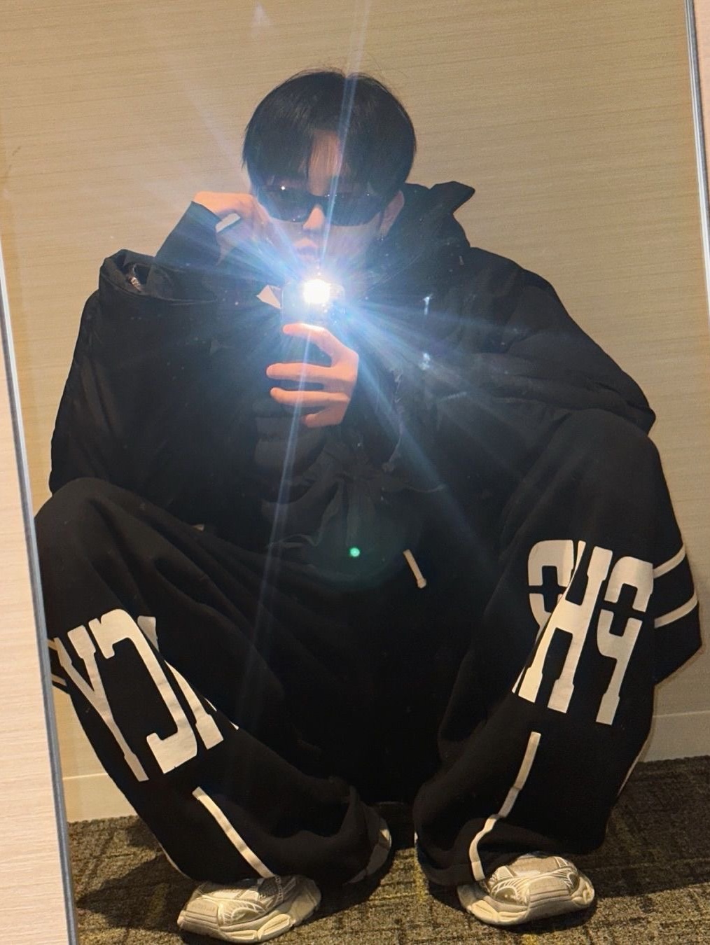 Surgery Bone Embossing Puffer Jacket Black 착용 스타일 - 2