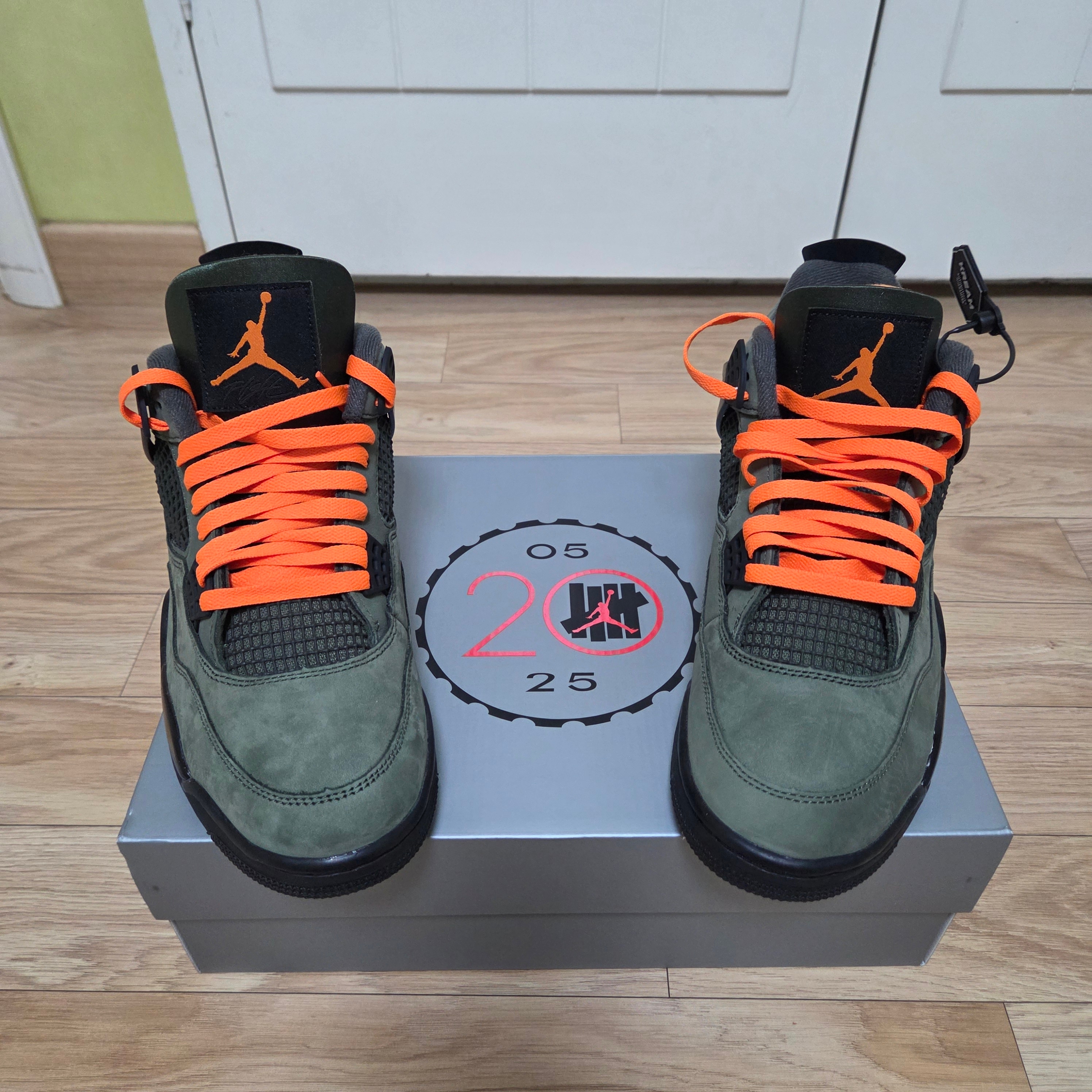 Jordan 4 x Undefeated Retro OG SP Deep Green and Clementine 착용 스타일 - 2