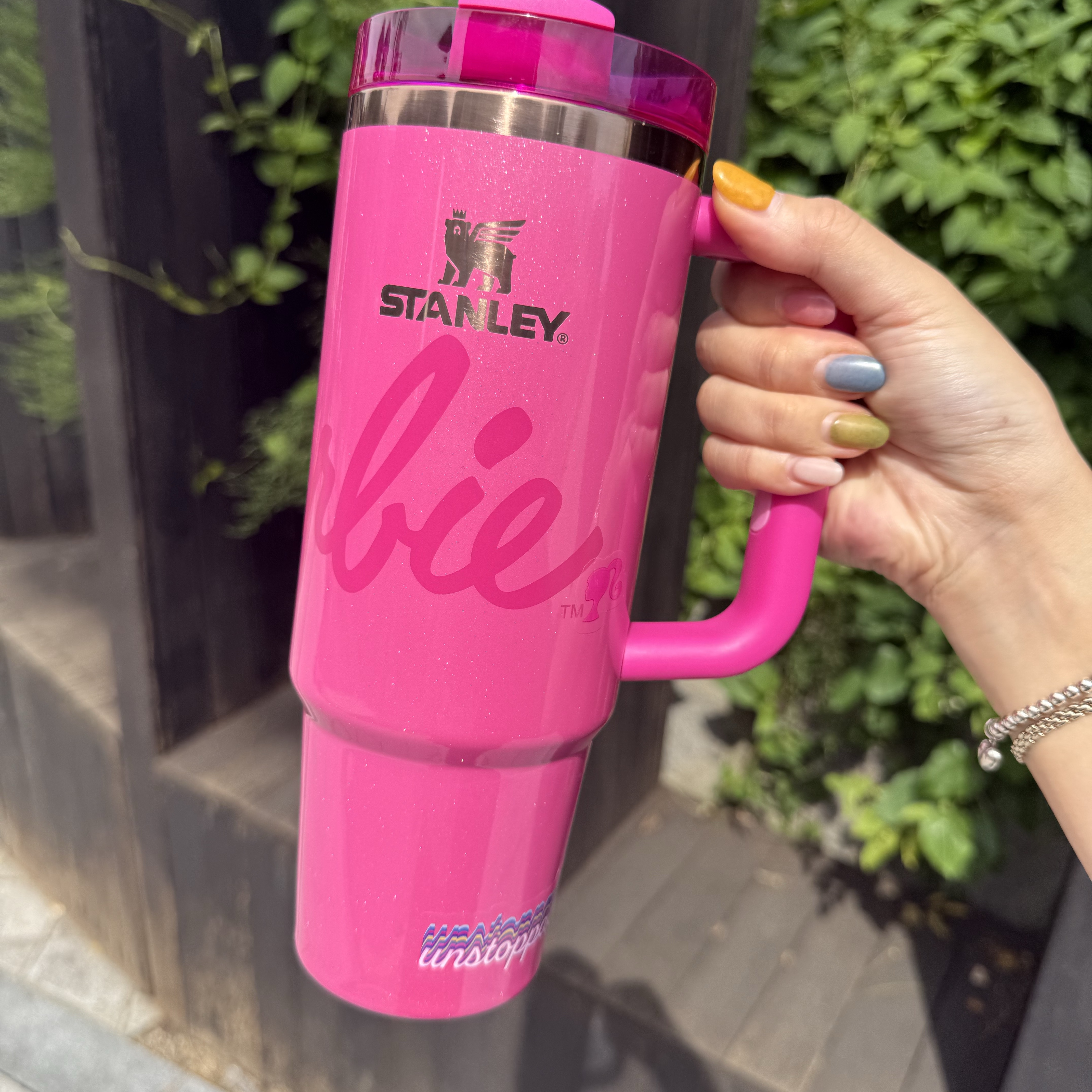 Stanley x Barbie Quencher H2.0 FlowState Tumbler 887ml Barbie Icon Pink 착용 스타일