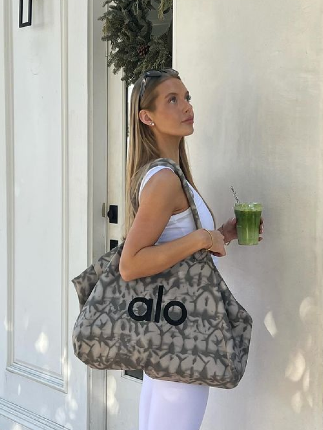 Alo Yoga Iconic Shopper Tote Bag Grey Tiedye, (W) Alo Yoga Aspire Tank Black White 착용 스타일 - 3