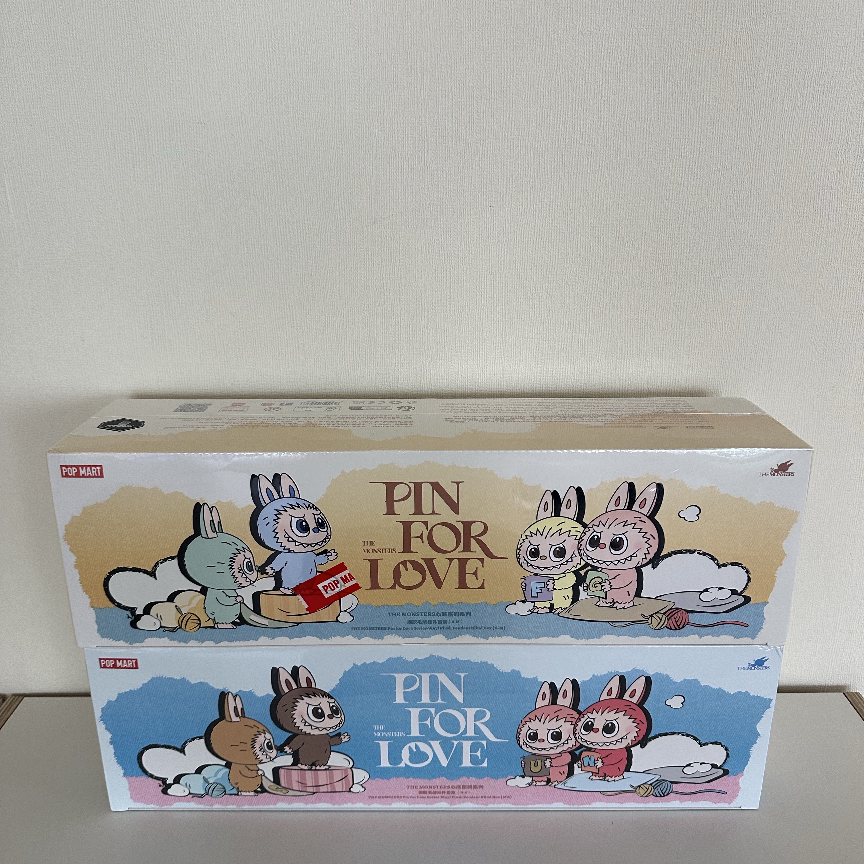 Pop Mart Labubu The Monsters Pin For Love Series Vinyl Plush Pendant Sealed Case (A-M) (14 Blind Boxes), Pop Mart Labubu The Monsters Pin For Love Series Vinyl Plush Pendant Sealed Case (N-Z) (14 Blind Boxes) 착용 스타일