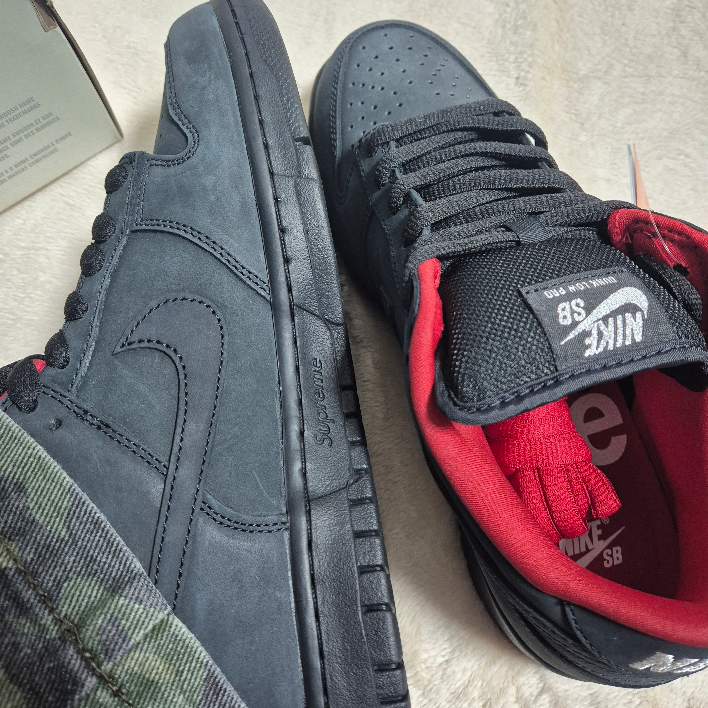 Nike x Supreme SB Dunk Low Black 착용 스타일 - 1