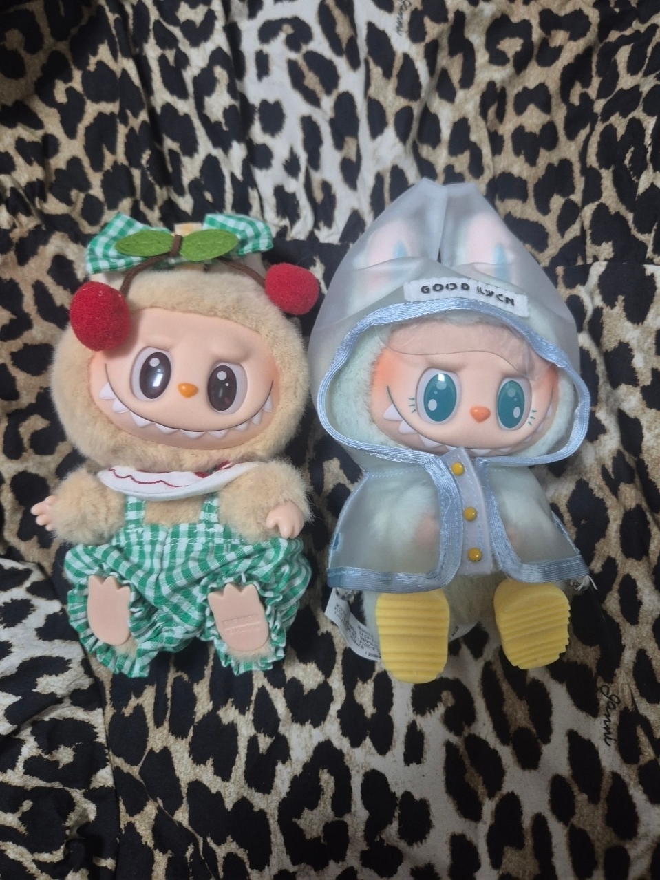 Pop Mart Labubu Let's Play Together Doll Series Baba Keyring (Opened Case), Pop Mart Labubu Let's Play Together Doll Series Ququ Keyring (Opened Case) 착용 스타일 - 1