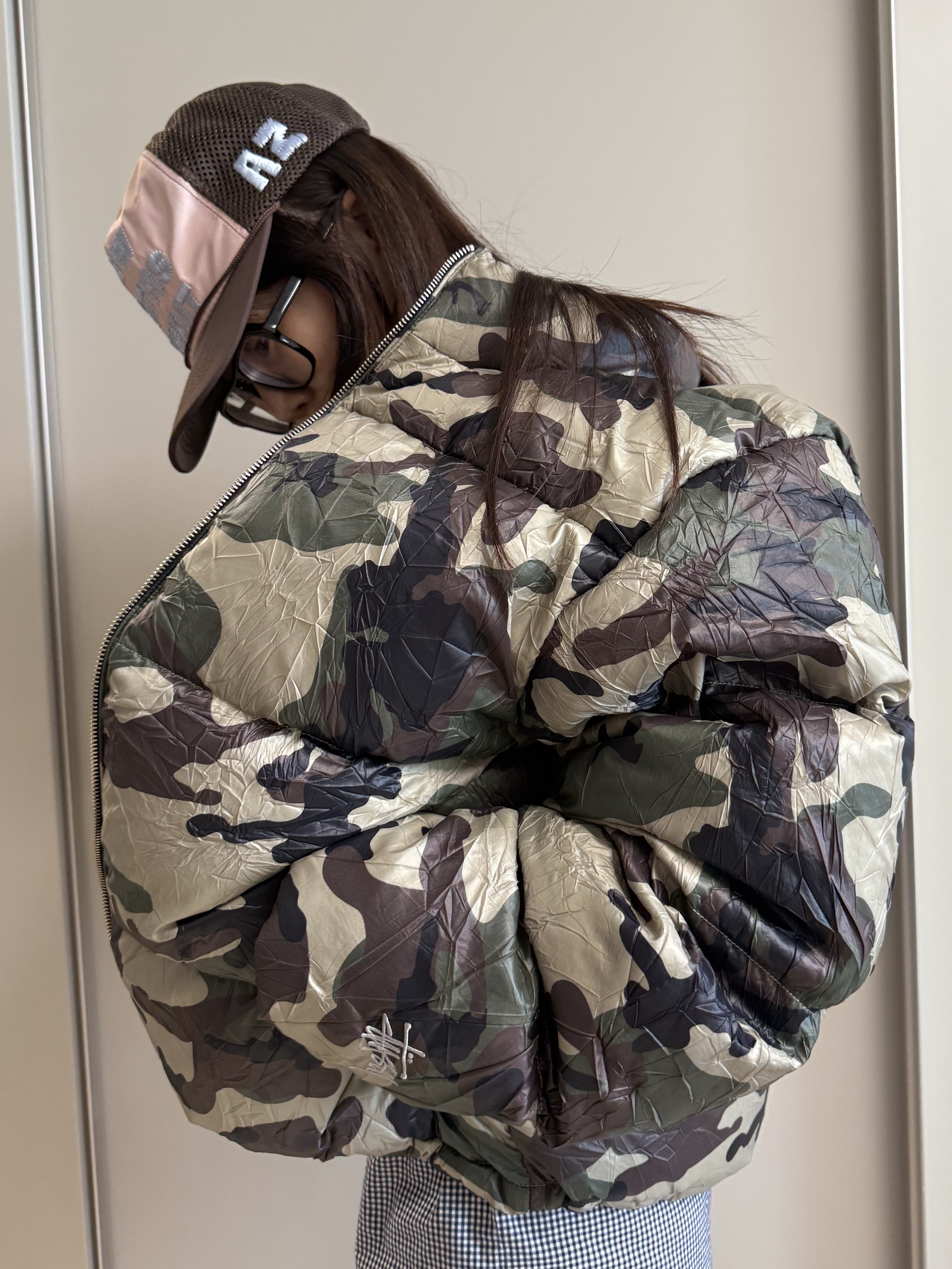 Stussy Wrinkled Nylon Down Puffer Woodland Camo 착용 스타일 - 3