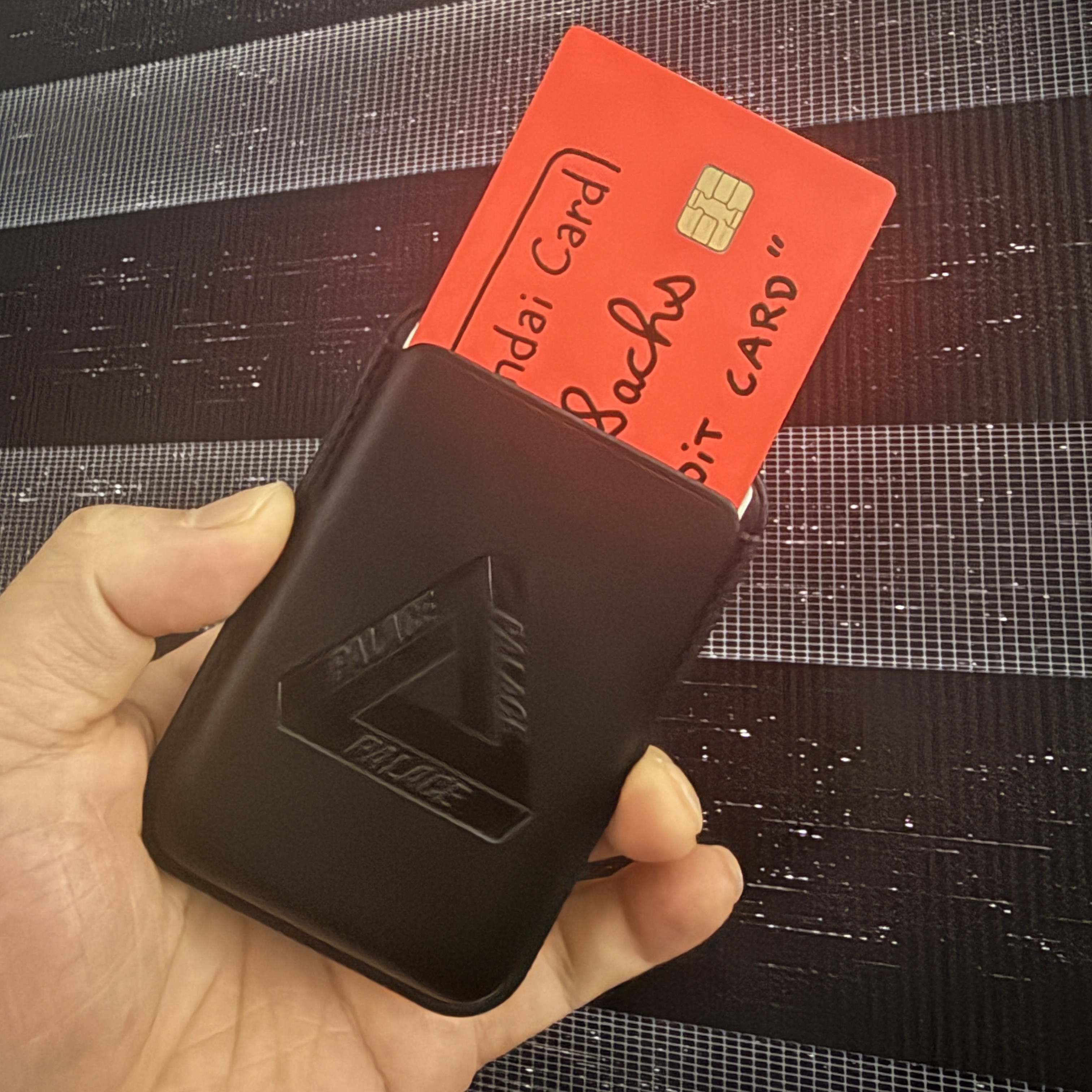 Palace Magsafe Wallet Black - 25SS 착용 스타일