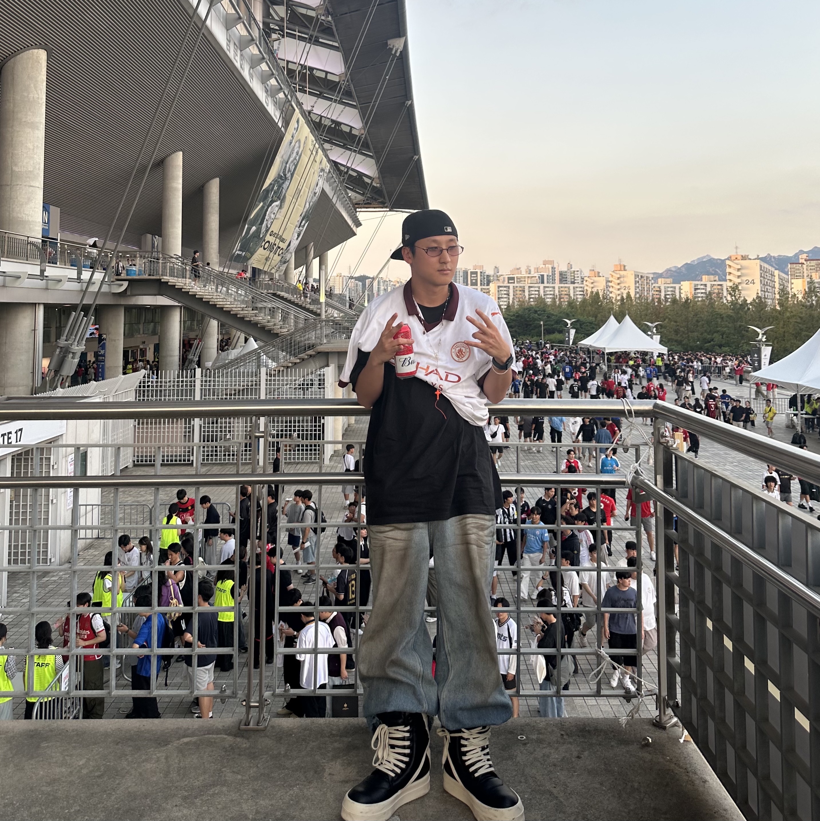 Supreme Box Logo T-Shirt Black - 23FW, Puma Manchester City 2023/24 Away Jersey White Aubergine (Non Marking Ver.) 착용 스타일
