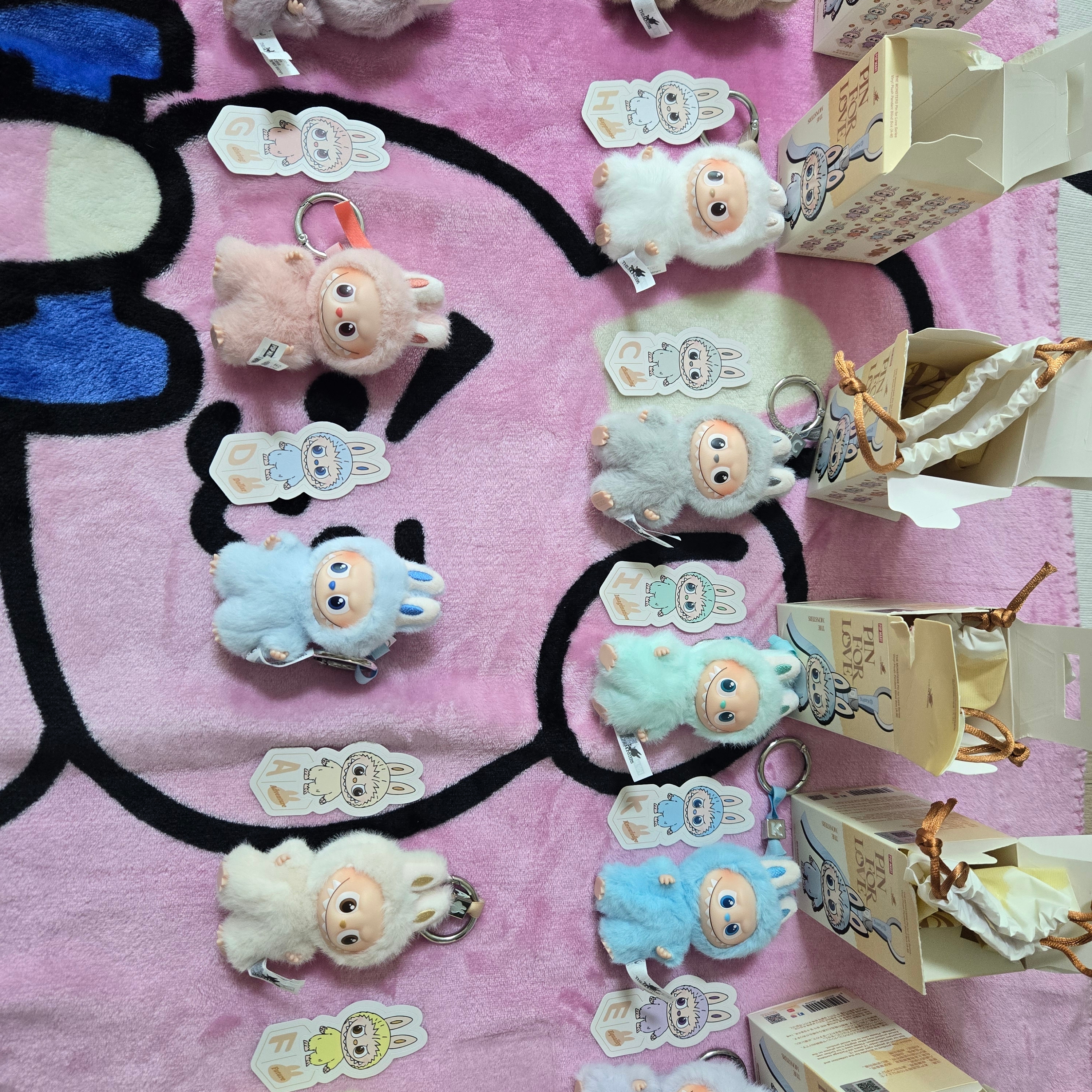 Pop Mart Labubu The Monsters Pin For Love Series Vinyl Plush Pendant Sealed Case (A-M) (14 Blind Boxes) 착용 스타일 - 2