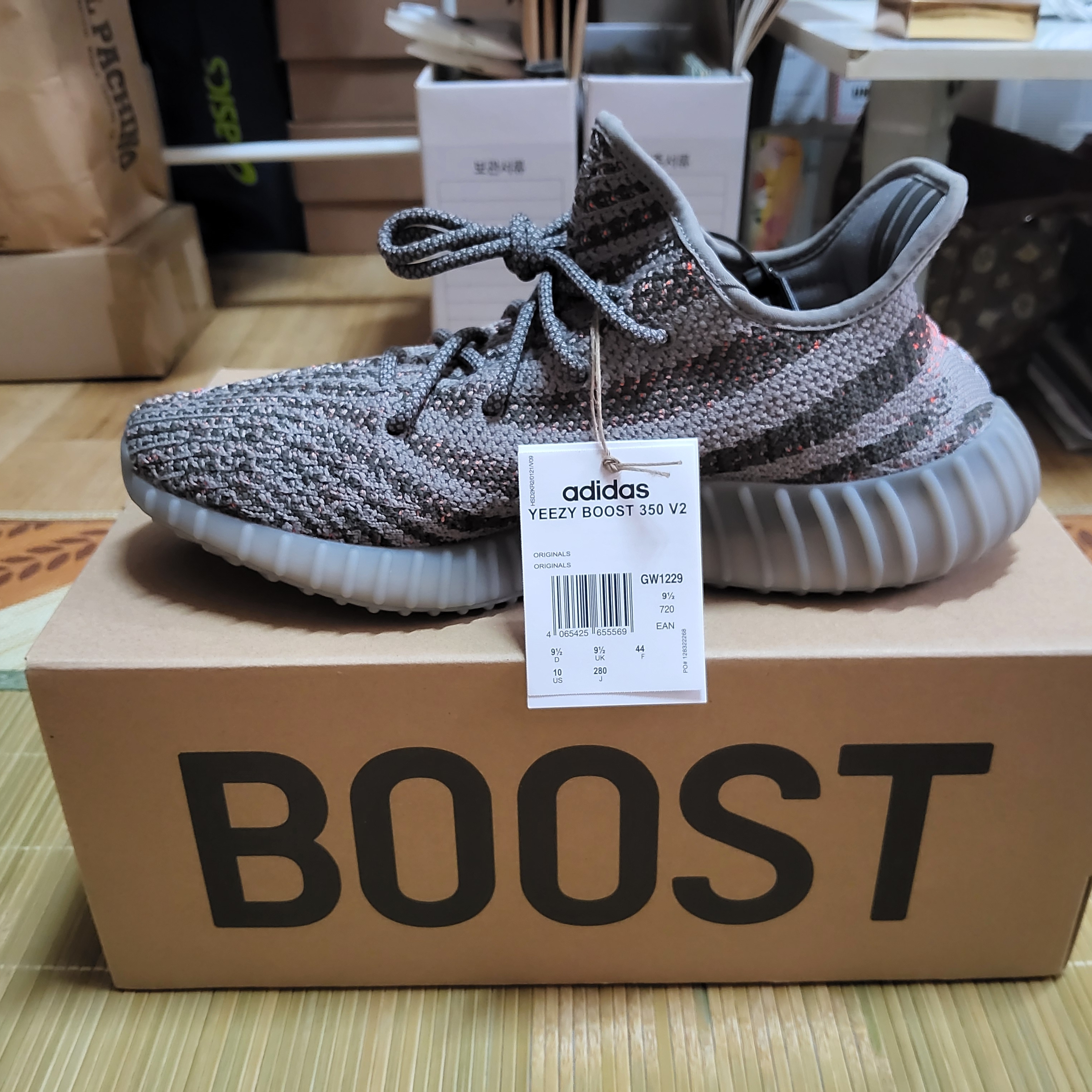 Adidas Yeezy Boost 350 V2 Beluga - Reflective 착용 스타일 - 3