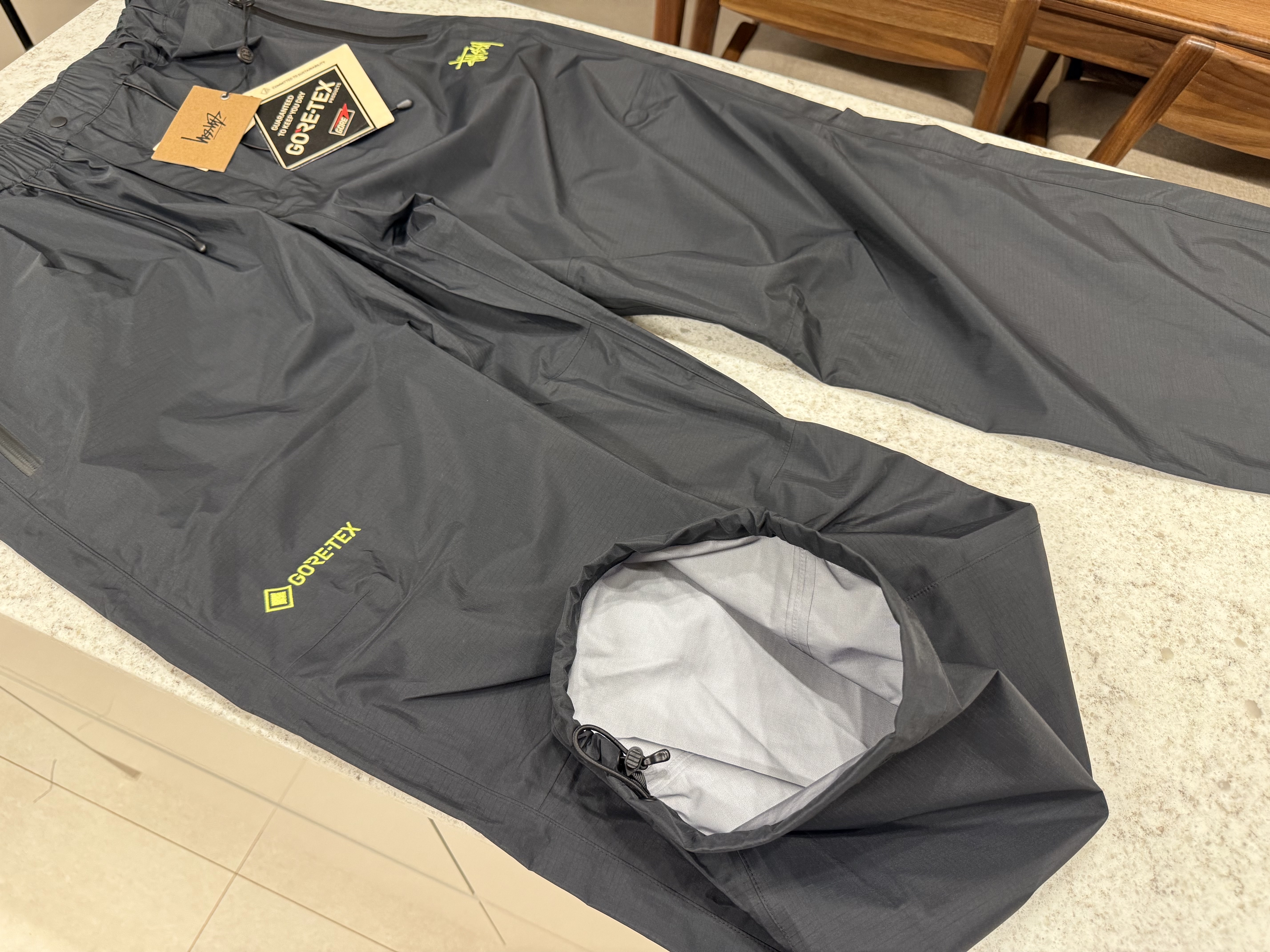 Stussy Gore-Tex Over Trouser Black 착용 스타일 - 1