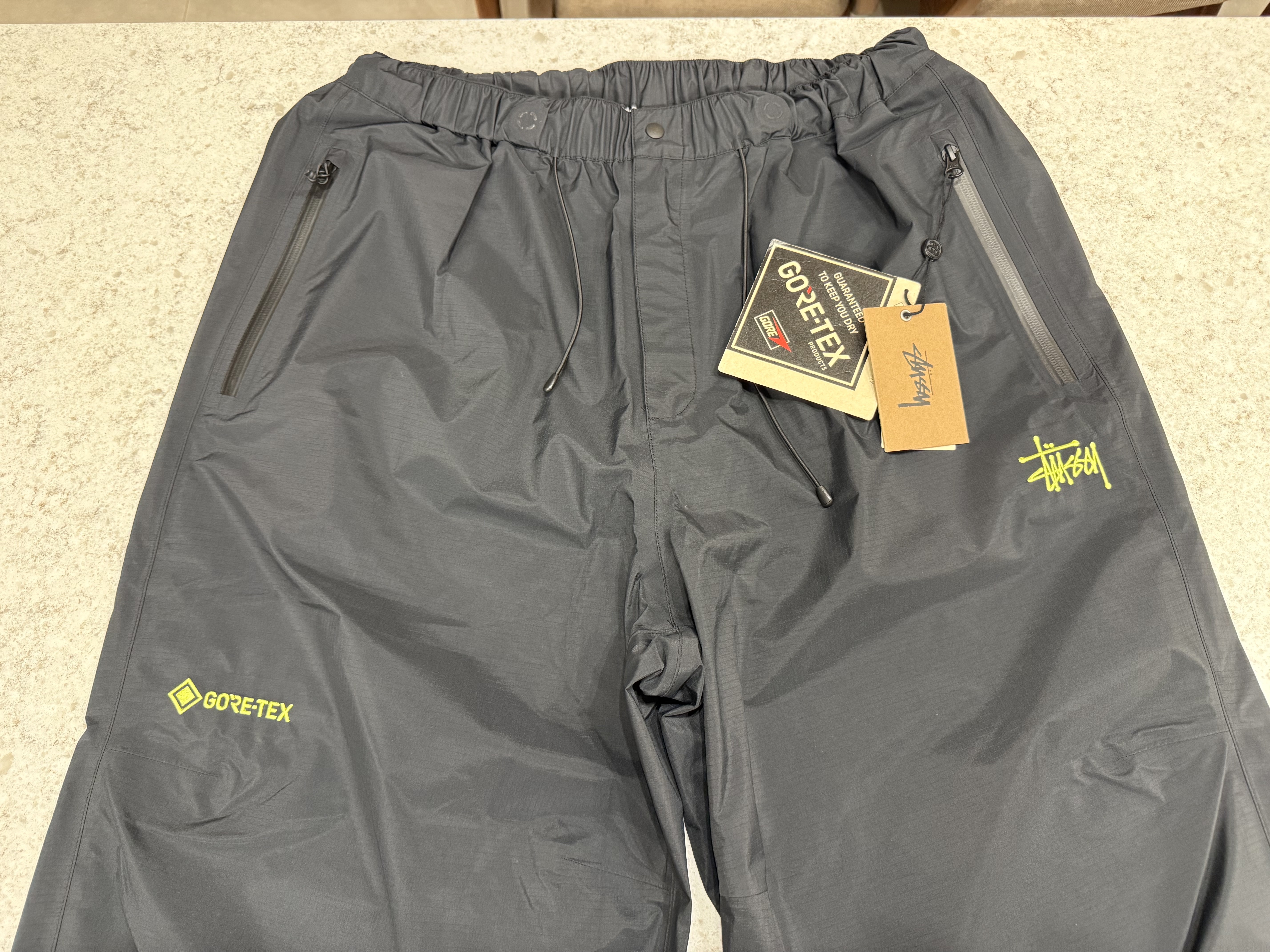 Stussy Gore-Tex Over Trouser Black 착용 스타일 - 3