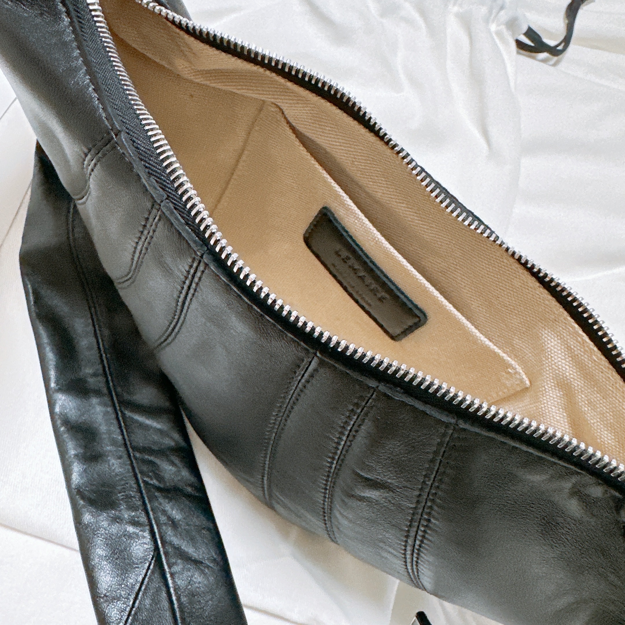 Lemaire Small Croissant Bag Soft Nappa Leather Black 착용 스타일 - 2