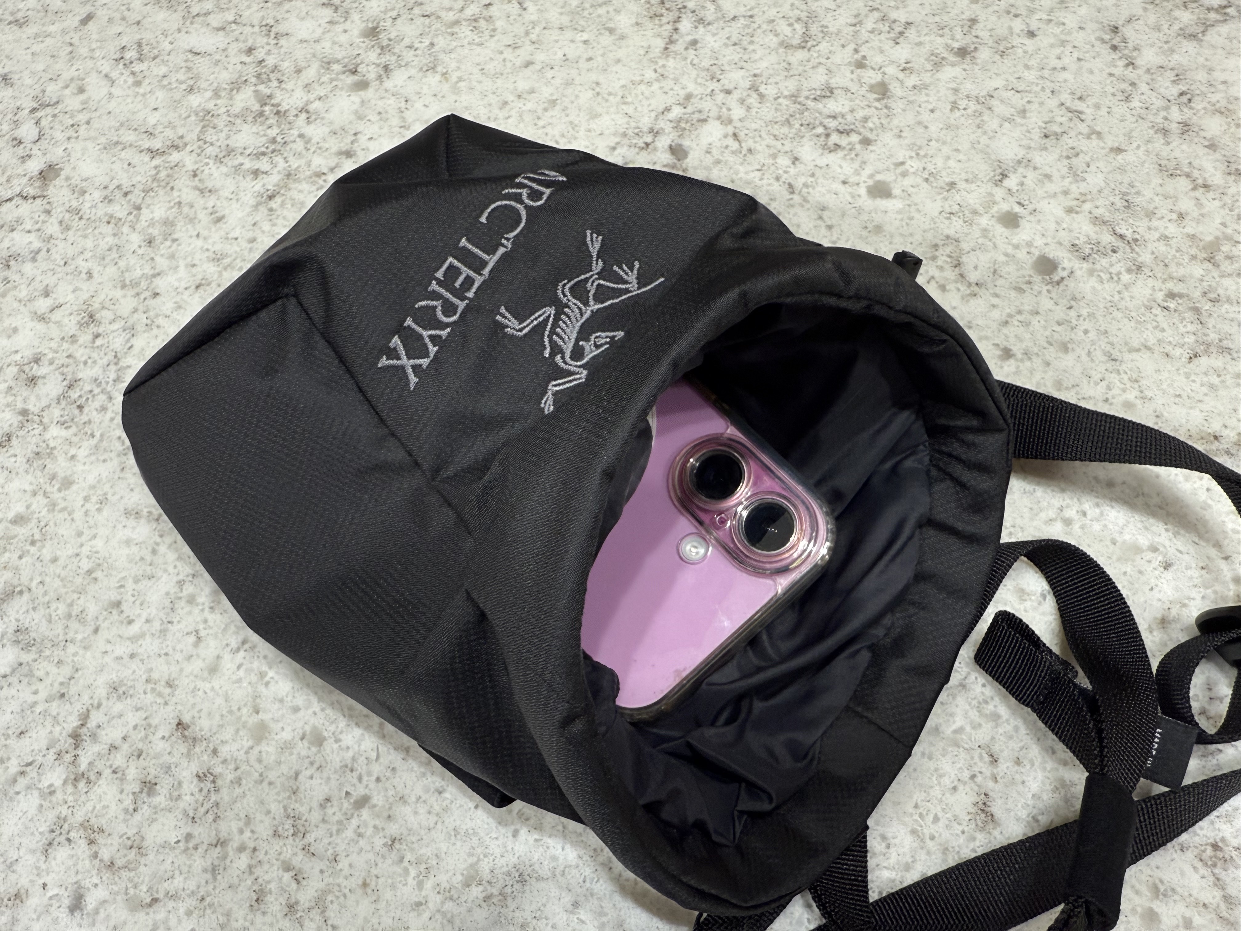 Arc'teryx Ion Lightweight Chalk Bag Black 착용 스타일 - 4