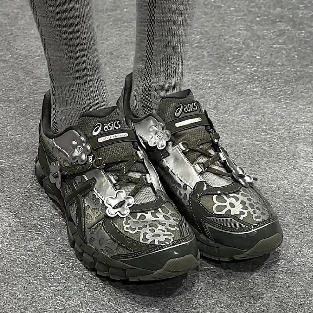 Asics x Cecilie Bahnsen Gel-Kayano 20 Olive 착용 스타일