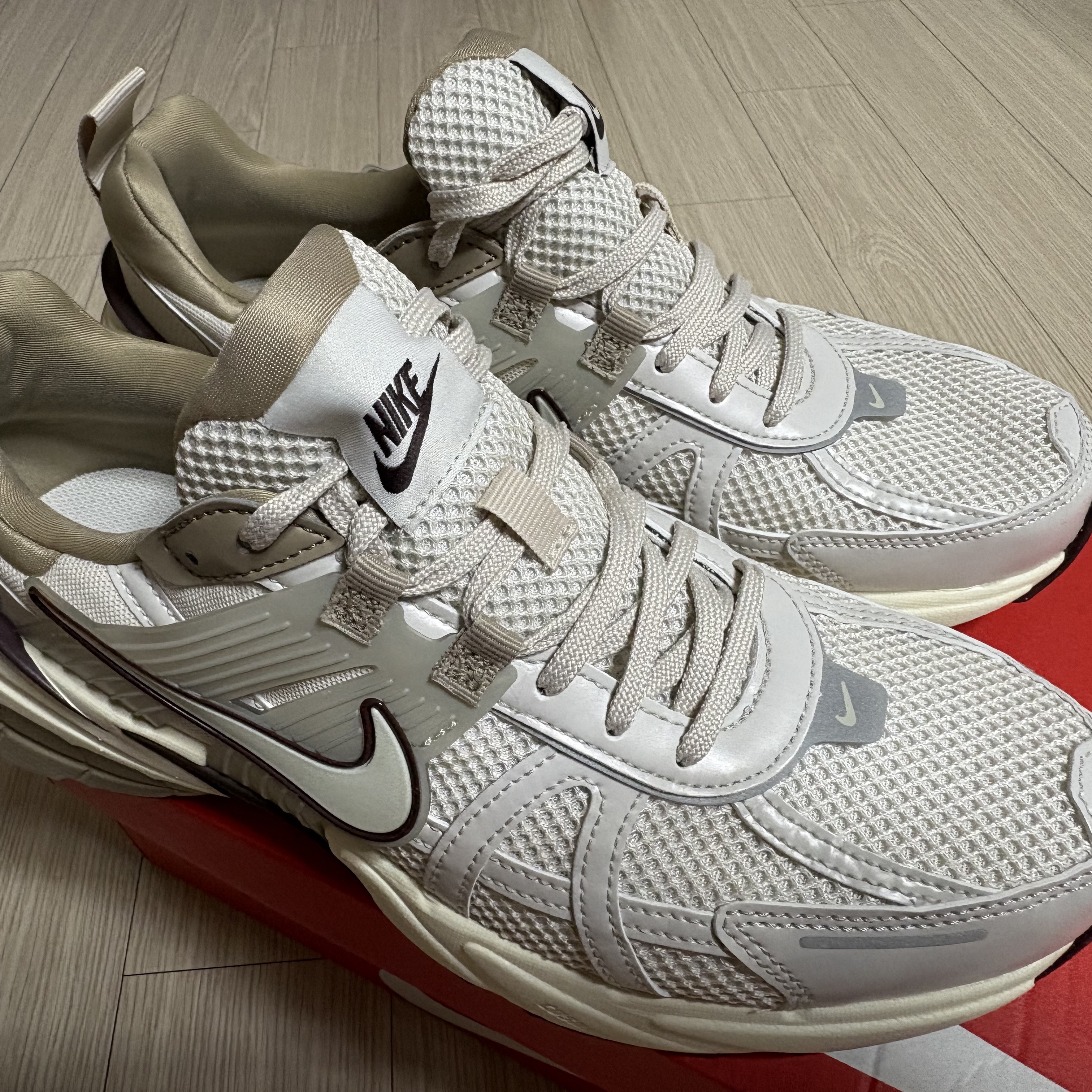 Nike V2K Run Light Orewood Brown Khaki 착용 스타일