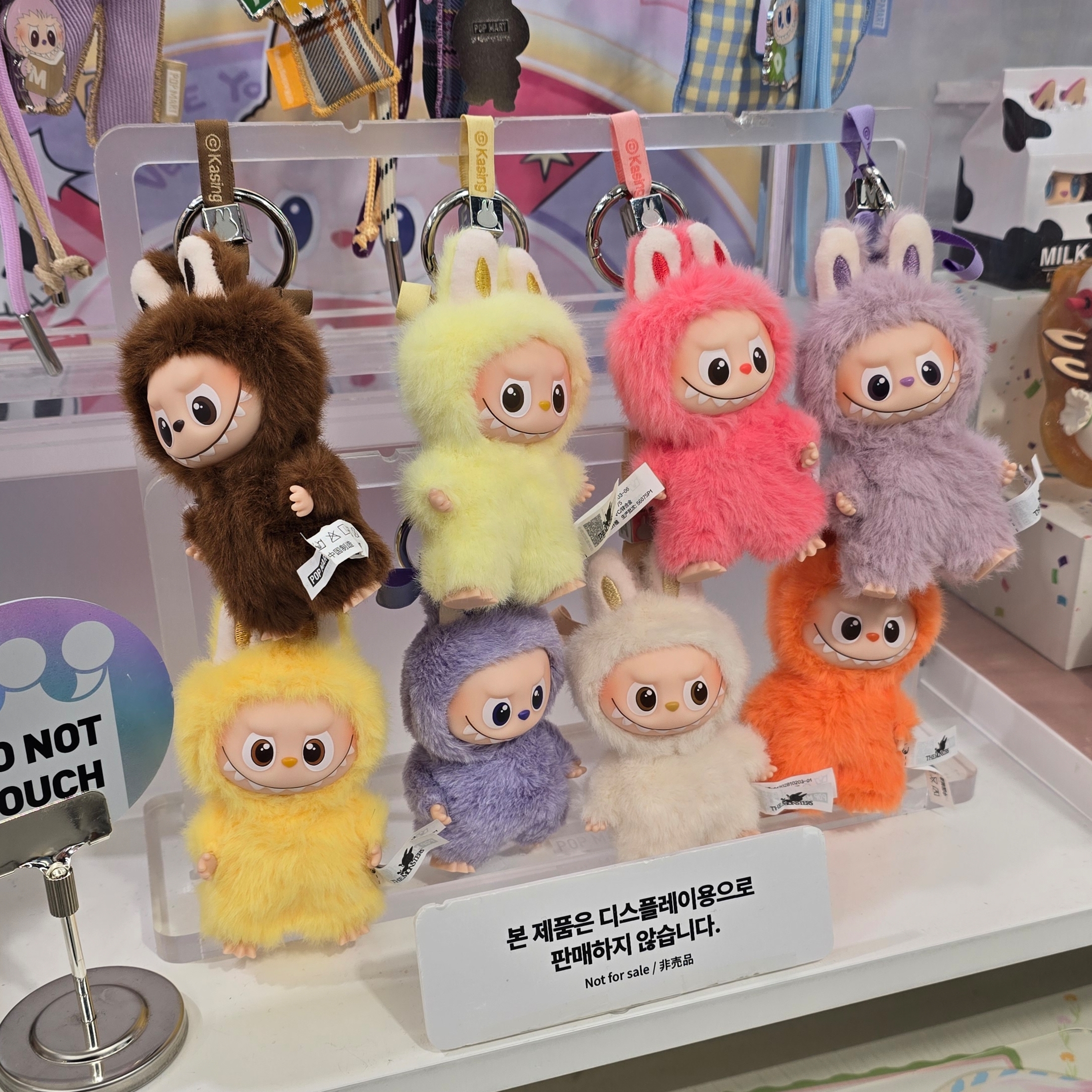Pop Mart Labubu The Monsters Pin For Love Series Vinyl Plush Pendant Sealed Case (N-Z) (14 Blind Boxes) 착용 스타일