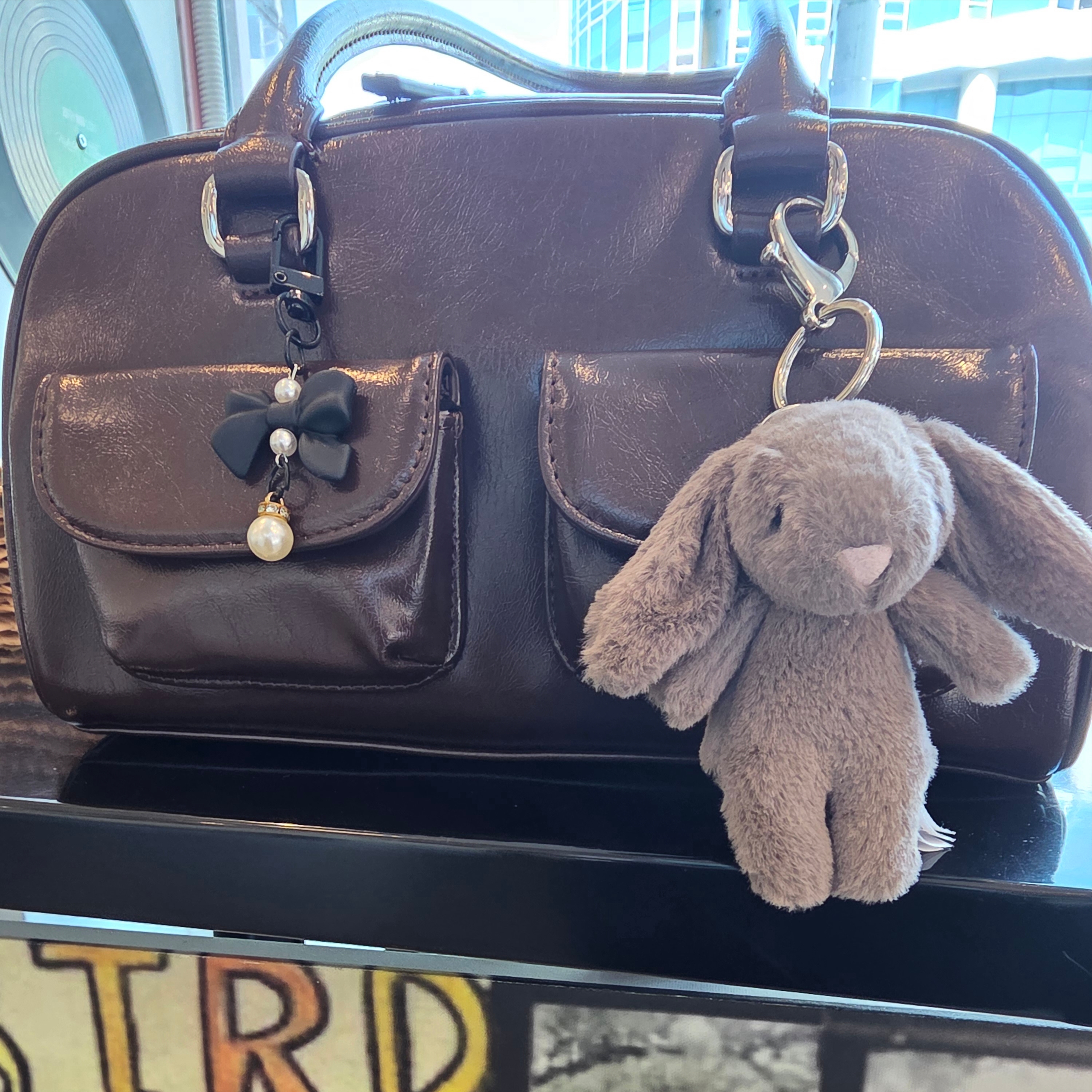 Jellycat Bashful Bunny Truffle Bag Charm Brown 착용 스타일 - 3