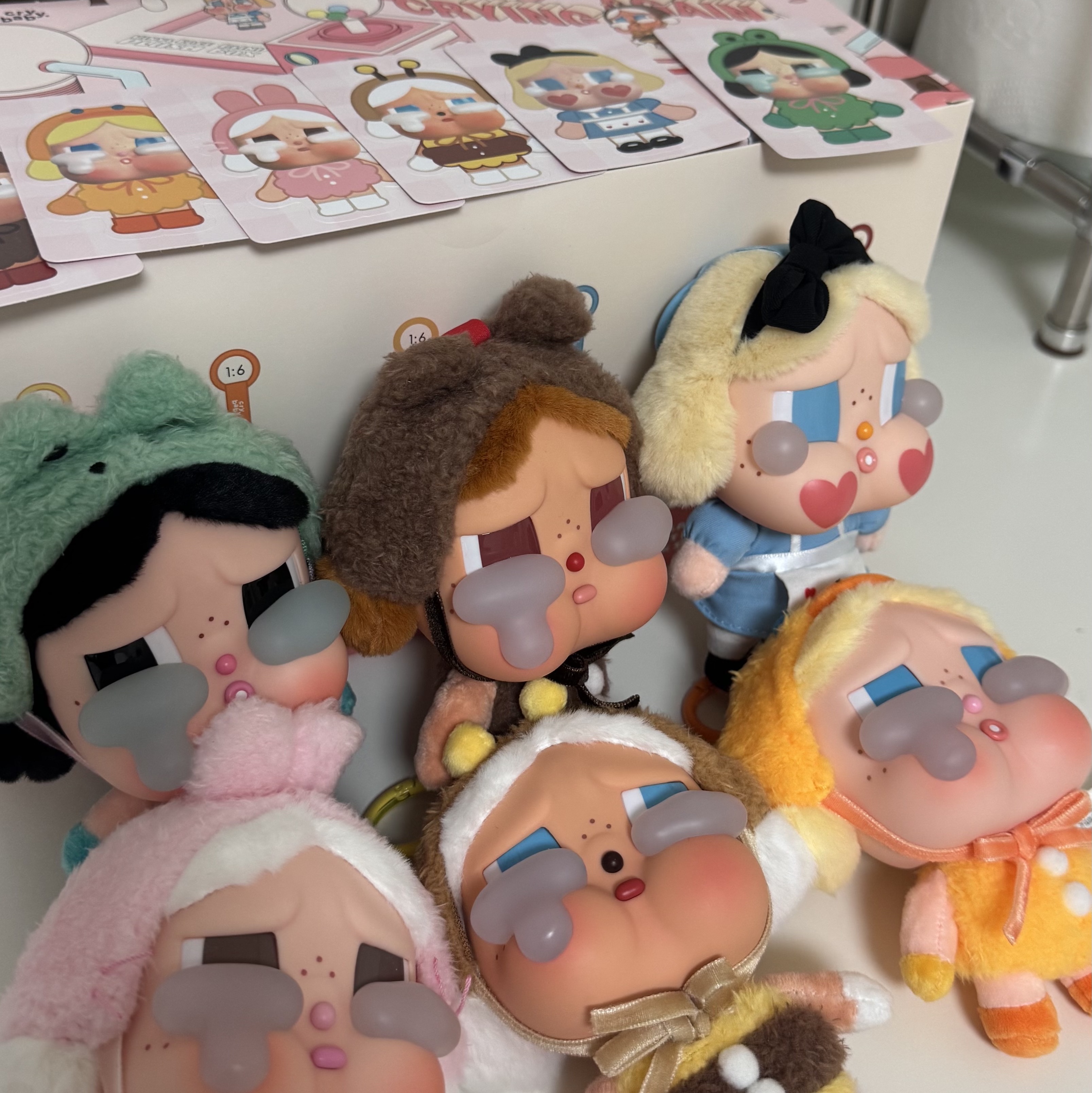 Pop Mart Crybaby Crying Again Series Plush Keyring Sealed Case (6 Blind Boxes) 착용 스타일