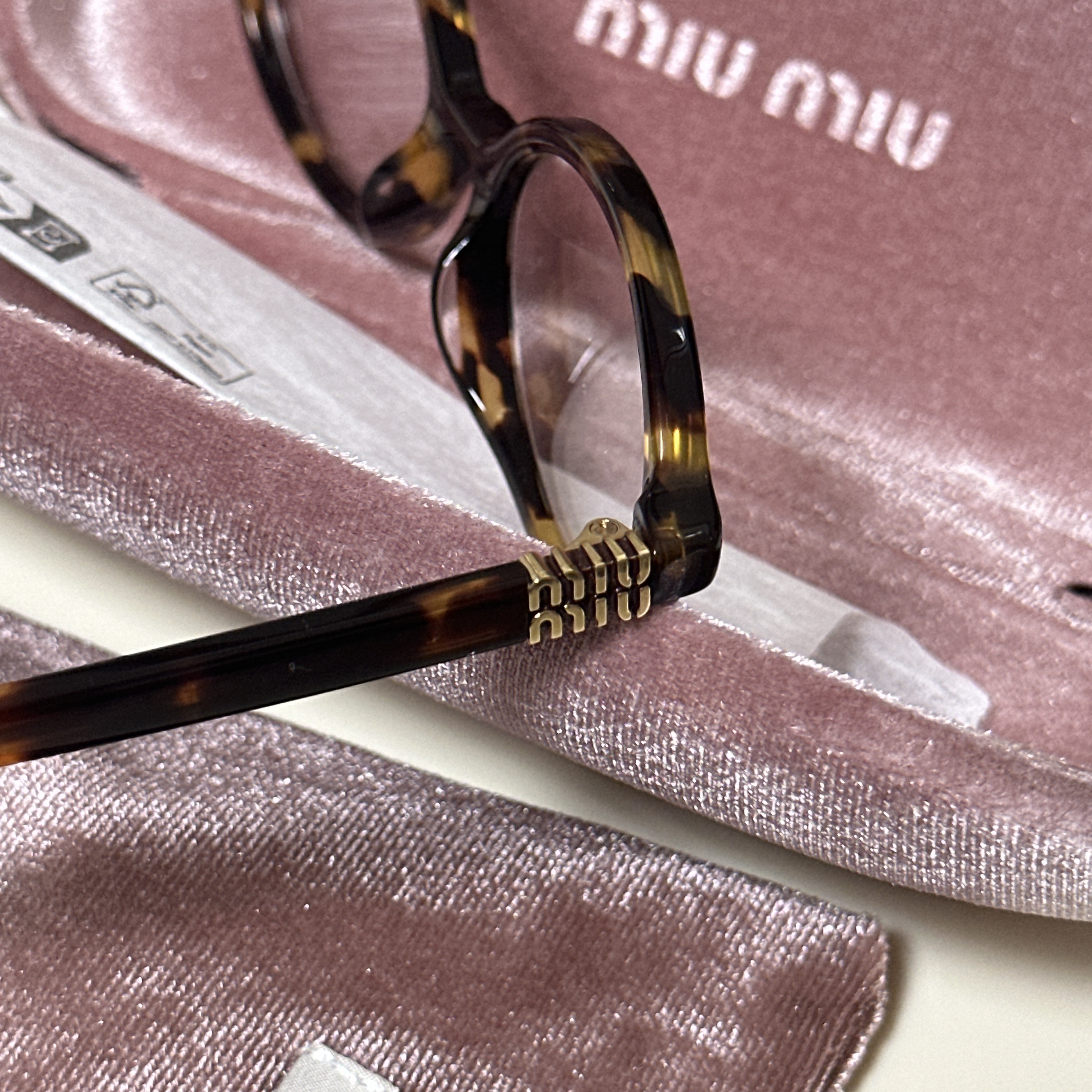 (W) Miu Miu Regard Sunglasses Blue Lenses Honey Tortoiseshell Acetate Standard fit, (W) Miu Miu Regard sunglasses Blue Lenses Honey Tortoiseshell Acetate Alternative fit 착용 스타일 - 1