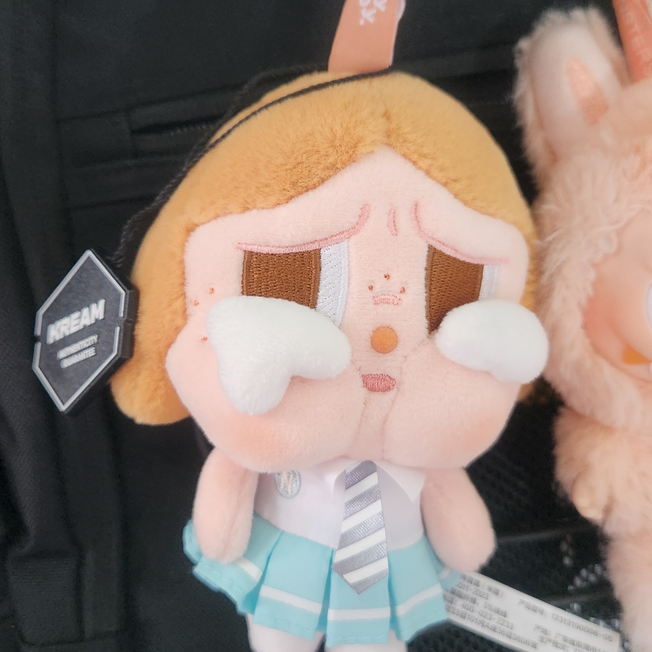Pop Mart Crybaby Sunset Concert Series Plush Pendant Beige Blue (Opened Case) 착용 스타일