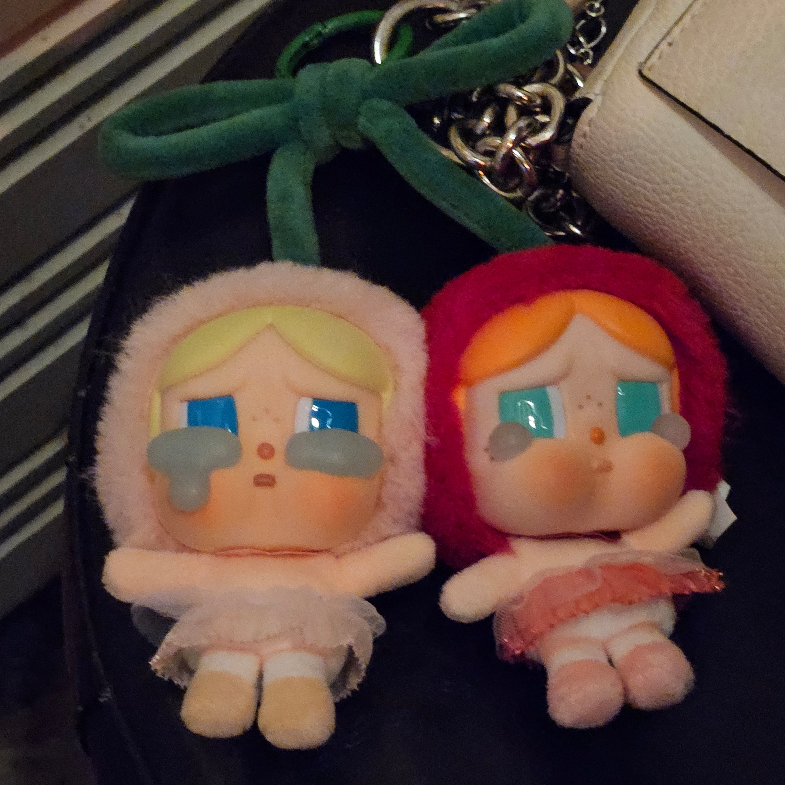 Pop Mart Crybaby Crying For Love Series Vinyl Plush 착용 스타일