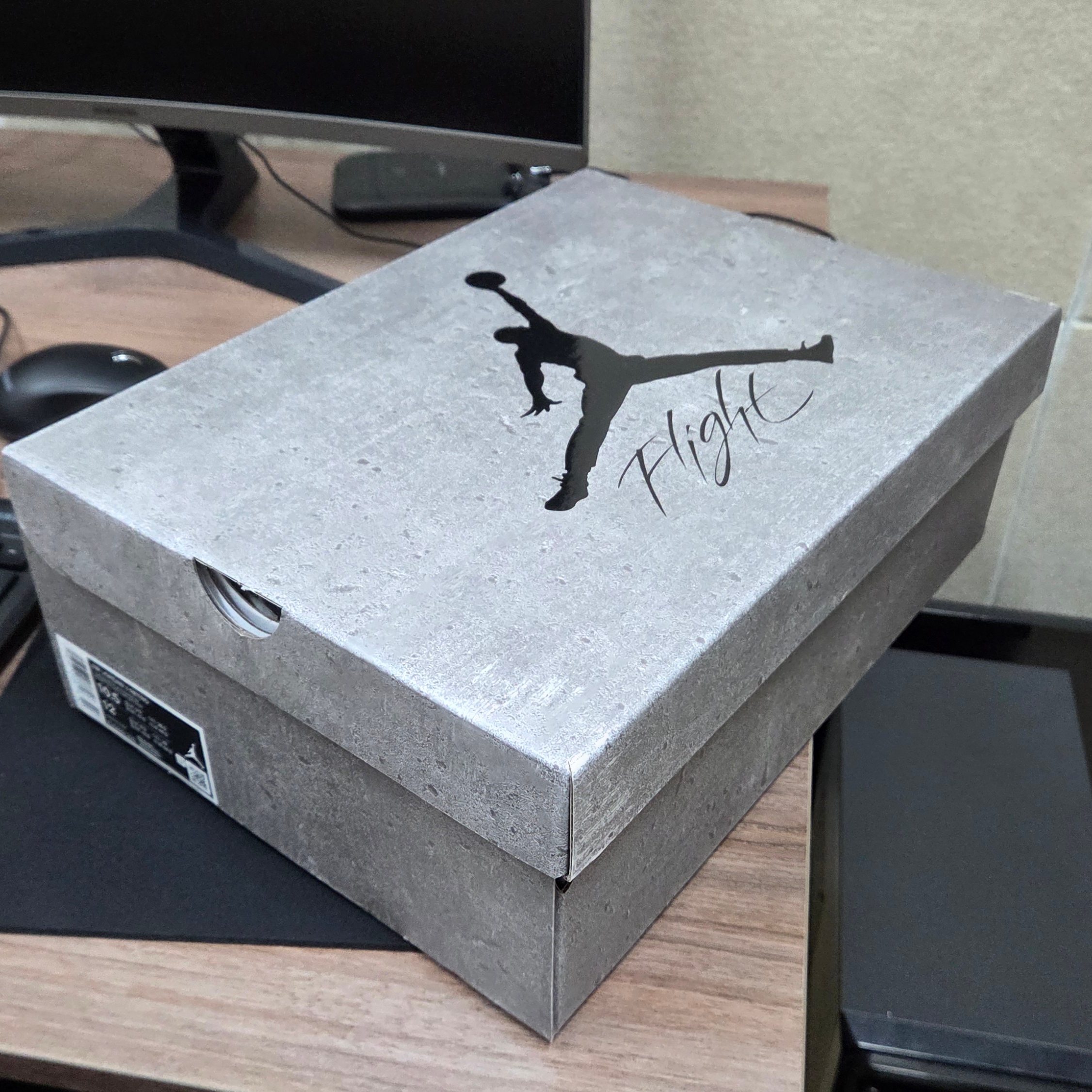 Jordan 4 Retro Cave Stone and Black 착용 스타일 - 3