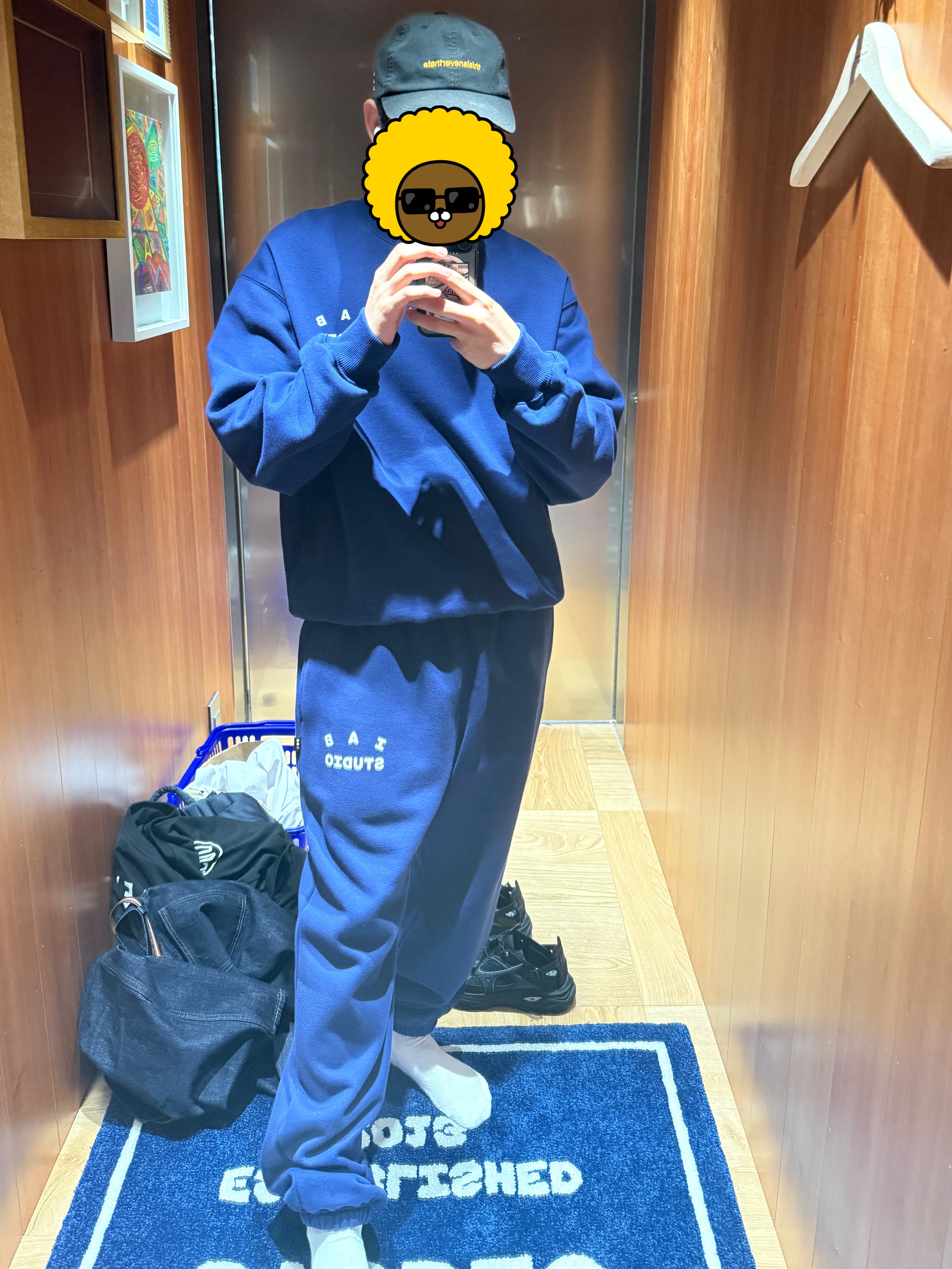 IAB Studio IAB Original Sweatpants Navy, IAB Studio IAB Original Sweatshirt Navy 착용 스타일 - 1